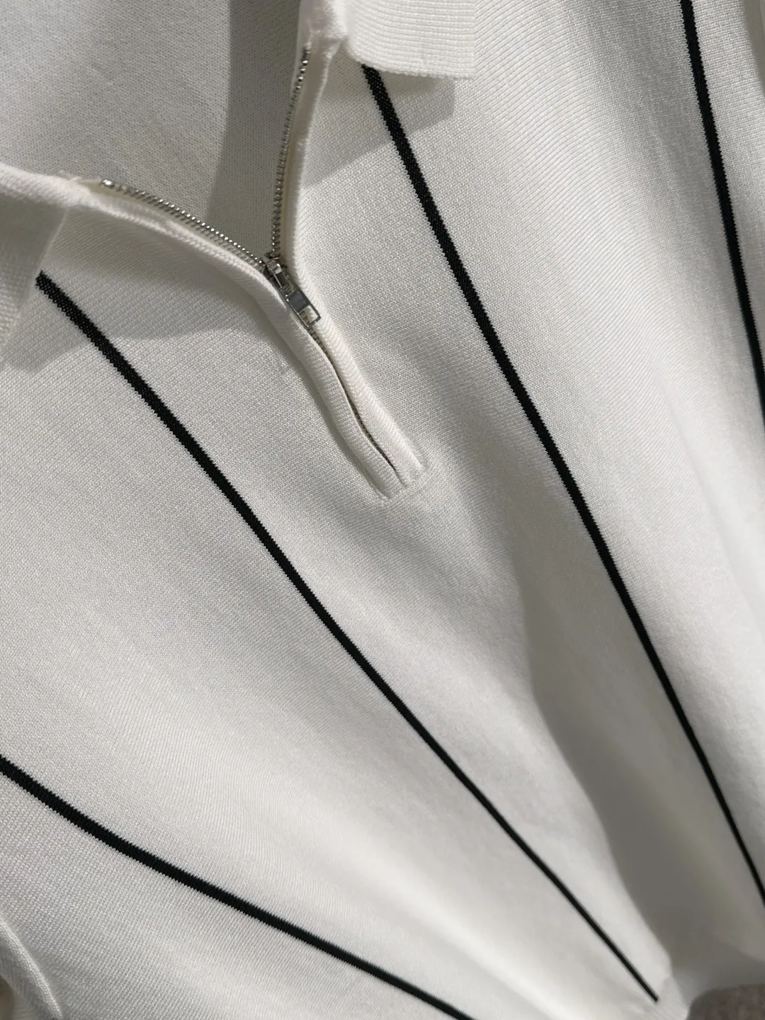 🅿️330 shipped next day. High quality Dior 2025 spring and summer new men's lapel short-sleeved T-shirt. Made of combed cotton yarn knitted cotton fabric. Pure cotton high-weight special yarn. It feels heavy when weighed. The upper body is also more textured than ordinary T-shirts. This texture can cope with the weather easily and is suitable for both hot and cold! The pattern on the chest adopts three-dimensional embroidery technology, and is perfectly produced stitch by stitch with reference to the original version! Loose fit design, looks noble. Size: M to XXXL