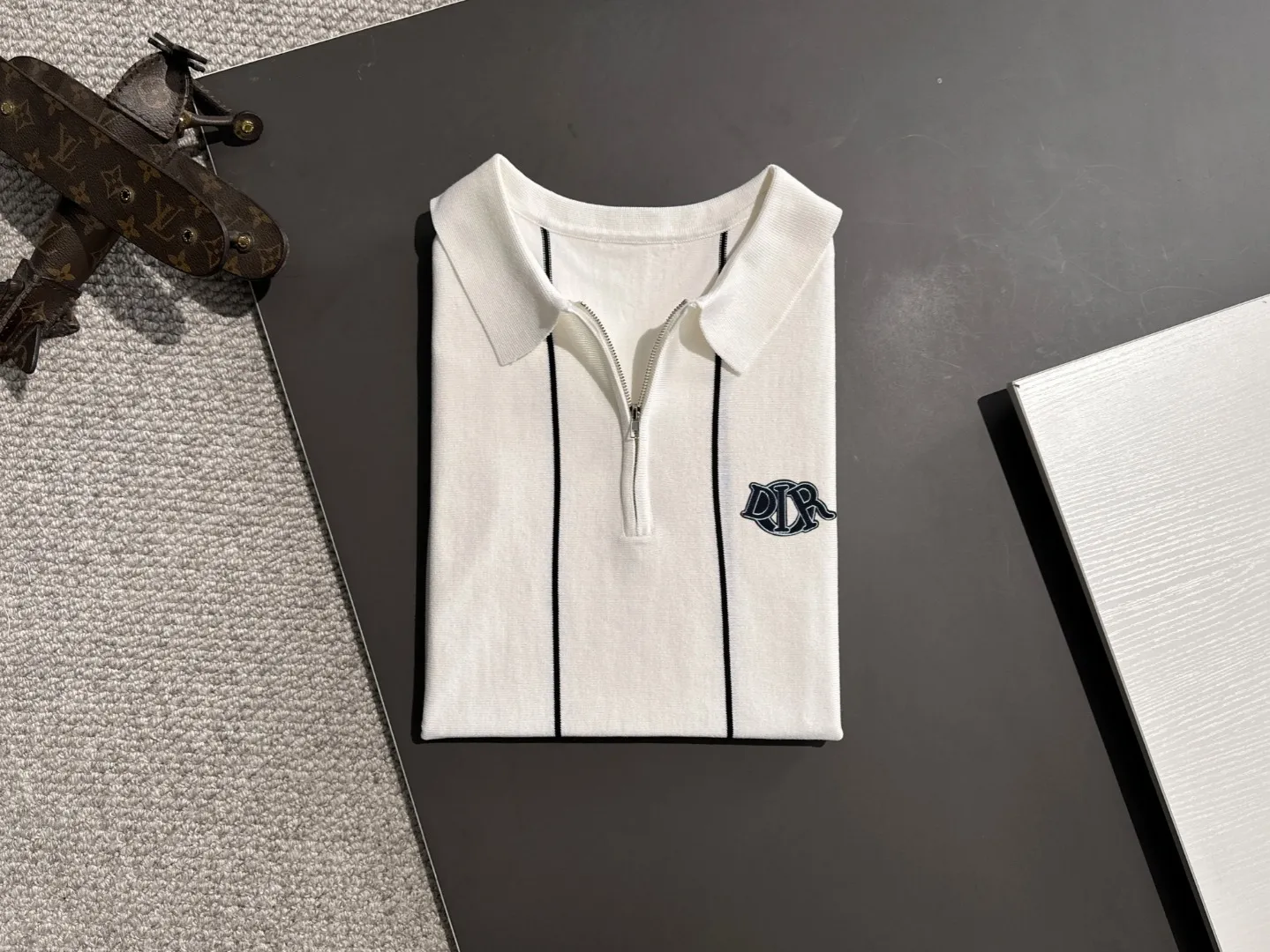 🅿️330 shipped next day. High quality Dior 2025 spring and summer new men's lapel short-sleeved T-shirt. Made of combed cotton yarn knitted cotton fabric. Pure cotton high-weight special yarn. It feels heavy when weighed. The upper body is also more textured than ordinary T-shirts. This texture can cope with the weather easily and is suitable for both hot and cold! The pattern on the chest adopts three-dimensional embroidery technology, and is perfectly produced stitch by stitch with reference to the original version! Loose fit design, looks noble. Size: M to XXXL