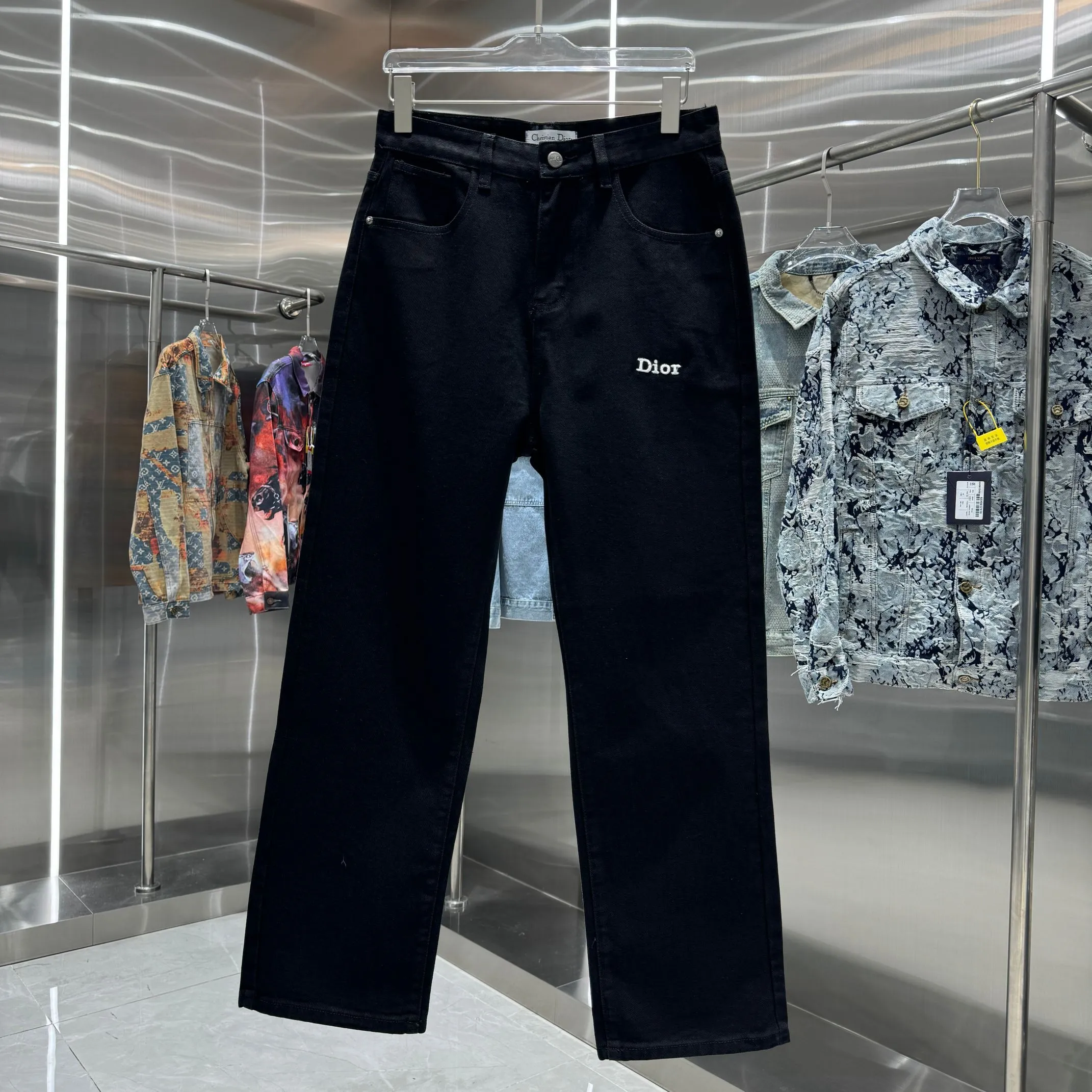 🅿️270 Dior 25 new product silicone jeans with LOGO on the back pocket! Specific latest brand leather label blockbuster item ~ private channel rare product! No matter from the pattern, fabric or small details of hardware accessories, you can't be picky! Customer-supplied hardware accessories Imported customer-supplied custom-woven denim and cotton fabrics, fashionable and individual. Super versatile and good-looking, a must-have style. Very good-looking Size: 28 30 32 34 36 Color: black