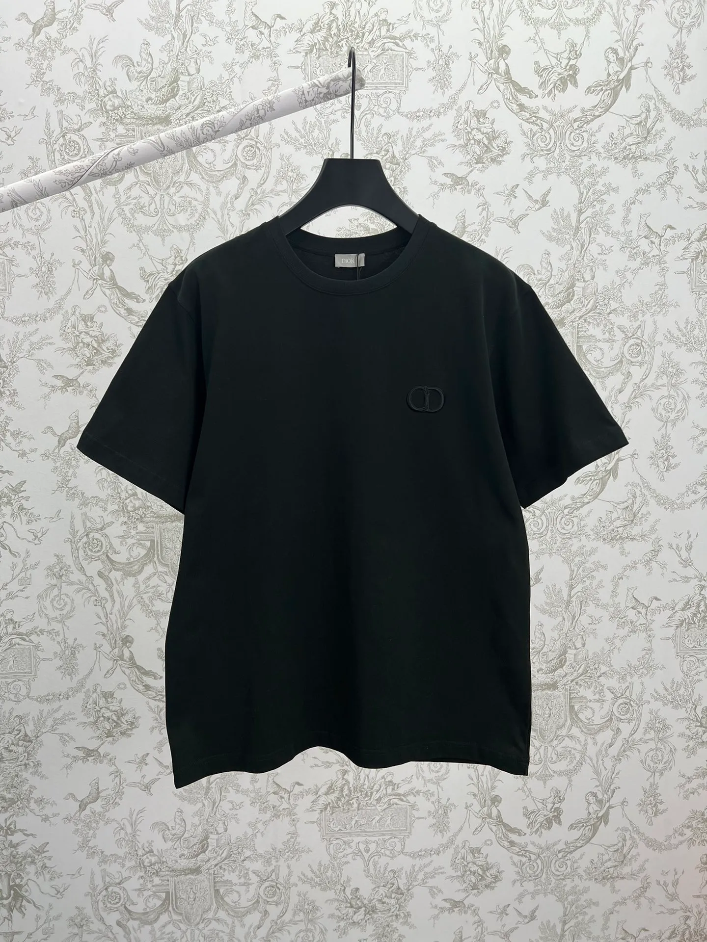🅿️270 Dior 25ss new regular fit T-shirt black cotton jersey fabric CD Icon embroidery This T-shirt combines elegance and casual style. Crafted from black cotton jersey with tonal CD icon embroidered on the chest. Regular fit with ribbed crew neck, easy to match with any kind of jeans. Size: XS.S.M.L