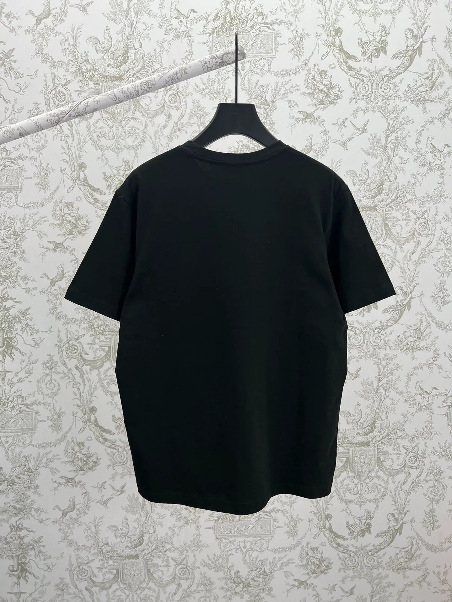 🅿️270 Dior 25ss new regular fit T-shirt black cotton jersey fabric CD Icon embroidery This T-shirt combines elegance and casual style. Crafted from black cotton jersey with tonal CD icon embroidered on the chest. Regular fit with ribbed crew neck, easy to match with any kind of jeans. Size: XS.S.M.L