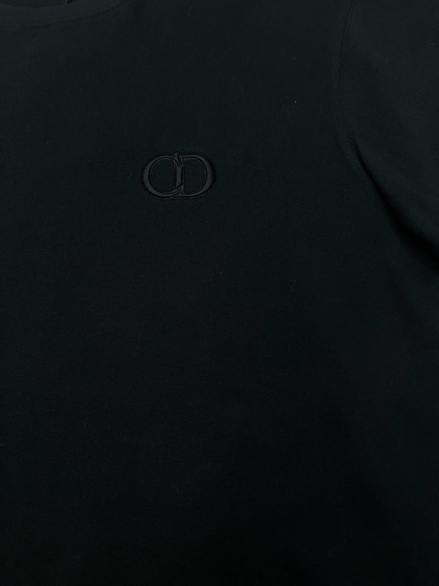 🅿️270 Dior 25ss new regular fit T-shirt black cotton jersey fabric CD Icon embroidery This T-shirt combines elegance and casual style. Crafted from black cotton jersey with tonal CD icon embroidered on the chest. Regular fit with ribbed crew neck, easy to match with any kind of jeans. Size: XS.S.M.L