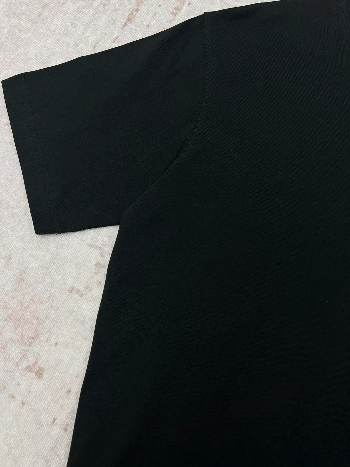 🅿️270 Dior 25ss new regular fit T-shirt black cotton jersey fabric CD Icon embroidery This T-shirt combines elegance and casual style. Crafted from black cotton jersey with tonal CD icon embroidered on the chest. Regular fit with ribbed crew neck, easy to match with any kind of jeans. Size: XS.S.M.L