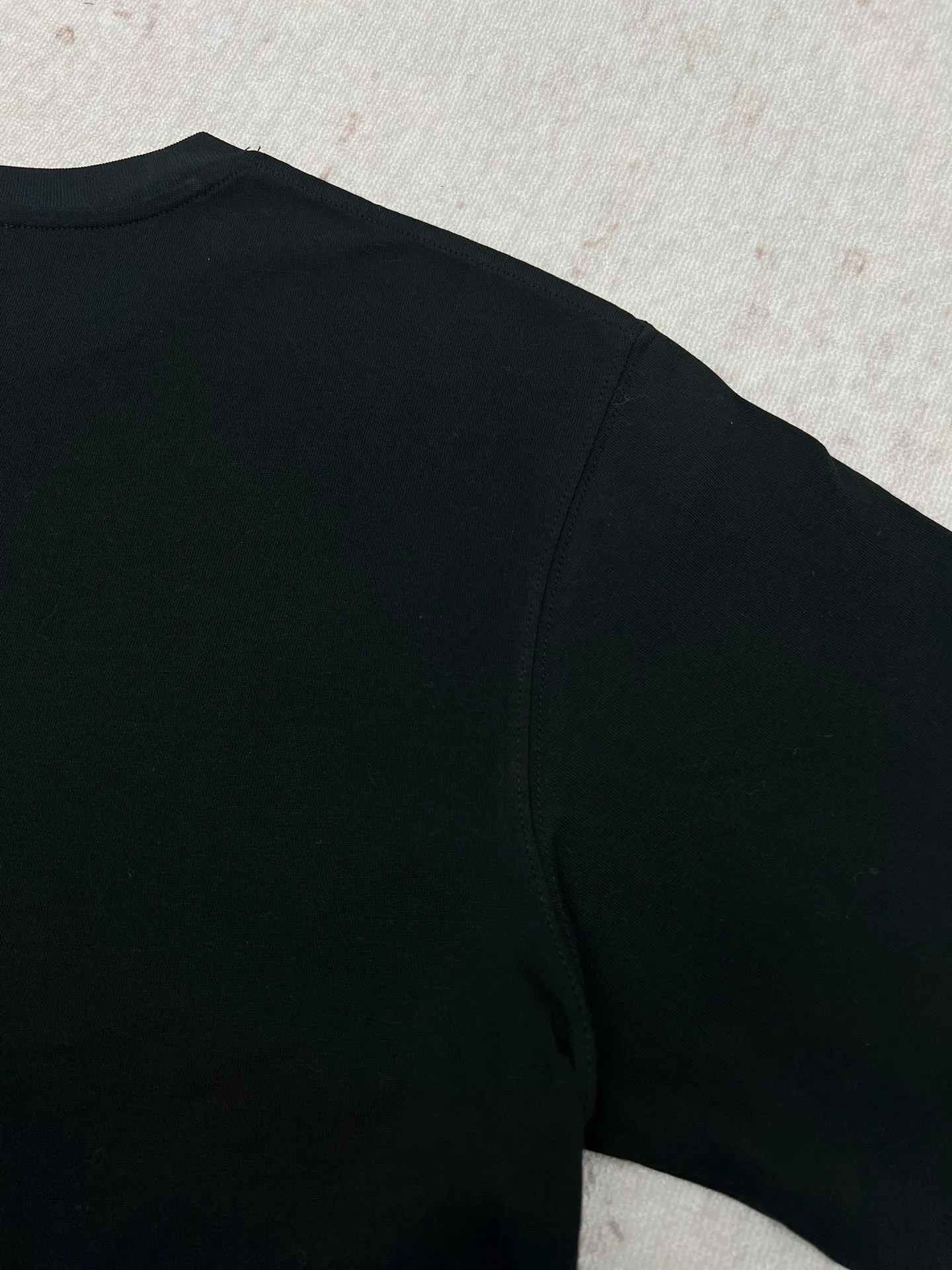 🅿️270 Dior 25ss new regular fit T-shirt black cotton jersey fabric CD Icon embroidery This T-shirt combines elegance and casual style. Crafted from black cotton jersey with tonal CD icon embroidered on the chest. Regular fit with ribbed crew neck, easy to match with any kind of jeans. Size: XS.S.M.L