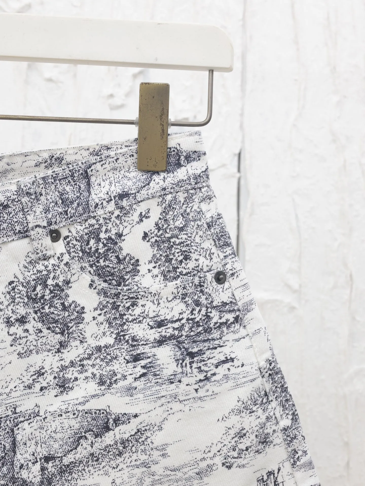 🅿️370 Dio*/Dior 25Ss new full-print denim shorts. Customized denim fabric, soft and comfortable, a perfect tool to show leg length. Leather patch letter design on the back waist, exquisite details. Daily commuting style, very attractive, versatile and versatile pants!  Size: 36/38/40