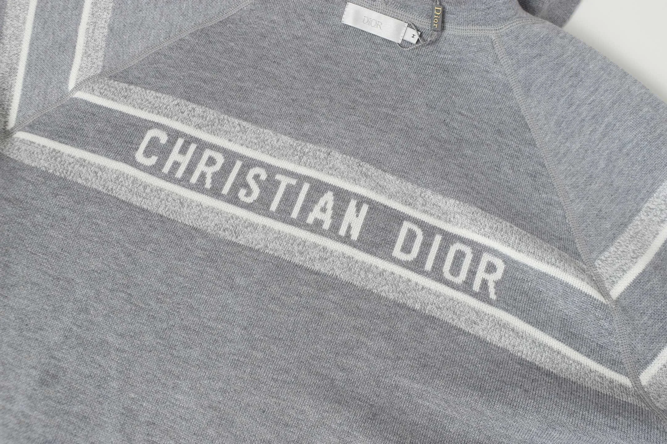 🅿️540 DIOR/Dior double-sided jacquard cashmere knitted hood (light gray) The original version was purchased for 22,337 and developed. The fabric is made of cashmere blended knitted fabric, which is soft and comfortable. It features a zip closure at the front and subtle ribbed trimming at the cuffs and hem. The reversible design features a solid blue hue on one side and the brand's signature Oblique pattern on the other, with Cistian strap detailing on the back. The unlined cut ensures a light and effortless fit, while the slim fit creates an elegant silhouette. The entire piece has exquisite craftsmanship, double-sided knitting technology enables reversible wear, and ribbed edges enhance the three-dimensional effect. Dry cleaning and maintenance are recommended to maintain the delicate texture of cashmere fabrics. This piece is both casual and fashionable, and can be easily matched with all kinds of clothing, showing the brand's exquisite craftsmanship and classic aesthetics. Color: Navy Gray Light Gray Size: S M L