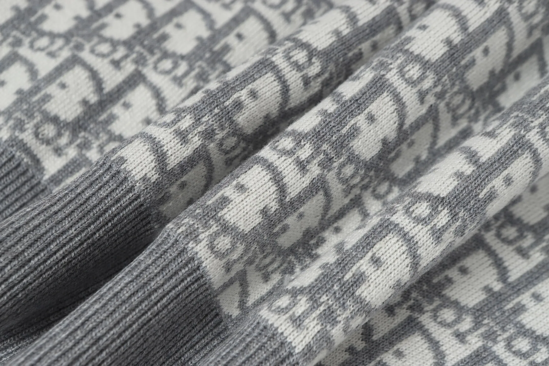 🅿️540 DIOR/Dior double-sided jacquard cashmere knitted hood (light gray) The original version was purchased for 22,337 and developed. The fabric is made of cashmere blended knitted fabric, which is soft and comfortable. It features a zip closure at the front and subtle ribbed trimming at the cuffs and hem. The reversible design features a solid blue hue on one side and the brand's signature Oblique pattern on the other, with Cistian strap detailing on the back. The unlined cut ensures a light and effortless fit, while the slim fit creates an elegant silhouette. The entire piece has exquisite craftsmanship, double-sided knitting technology enables reversible wear, and ribbed edges enhance the three-dimensional effect. Dry cleaning and maintenance are recommended to maintain the delicate texture of cashmere fabrics. This piece is both casual and fashionable, and can be easily matched with all kinds of clothing, showing the brand's exquisite craftsmanship and classic aesthetics. Color: Navy Gray Light Gray Size: S M L