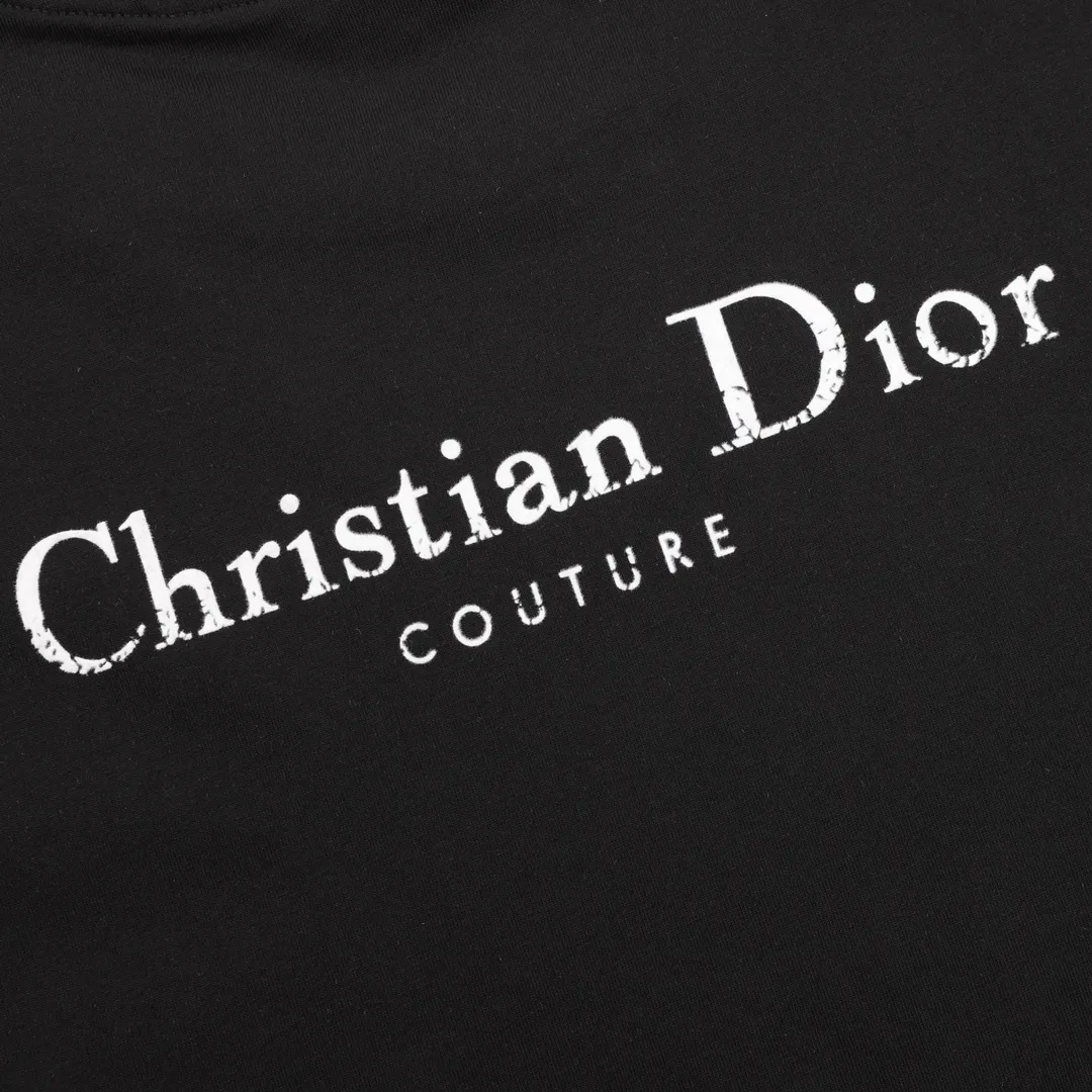 🅿️210 DIOR/Dior letter printed round neck short sleeves, made of 10S encrypted reinforced cotton and linen fabric, 250g; with 26S1×1 thread, 200g. The appearance of cotton and linen not only maintains the unique rough and crisp style of linen fabrics, but also has the soft characteristics of cotton fabrics, which improves the shortcomings of linen fabrics that are not clean enough and easy to fluff. The texture of the linen-cotton intertwined fabric is firm and smooth, and feels softer than pure linen; it is breathable and dry, can quickly discharge moisture, and does not stick to the body when sweating. size：S-L