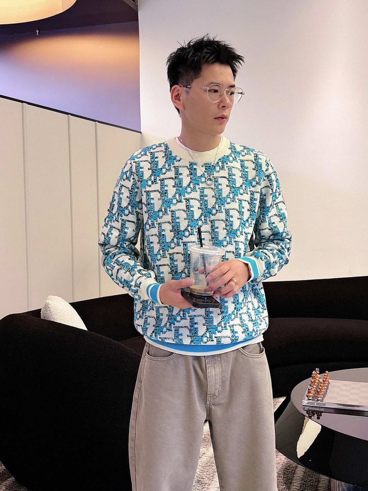 🅿️440 【DIOR】Autumn and winter classic round neck pullover sweater, in full condition! ! ! Wool blended fabric, the latest model in 2025, golden ratio! ! Slim-fitting soft gold, versatile and practical item, the combination and practicality are extremely powerful, simple and elegant, and classy! To create your own style, it is highly recommended to buy it in two colors. The standard slim fit tailoring process is suitable for both young and old men. It is knitted from wool and will not cause any discomfort! While keeping warm, it is stylish, textured and wearable, and the classic logo with contrasting colors on the chest feels in place! ! Recommended for regular customers! ! Size M-3XL (maximum wear: 190 pounds)