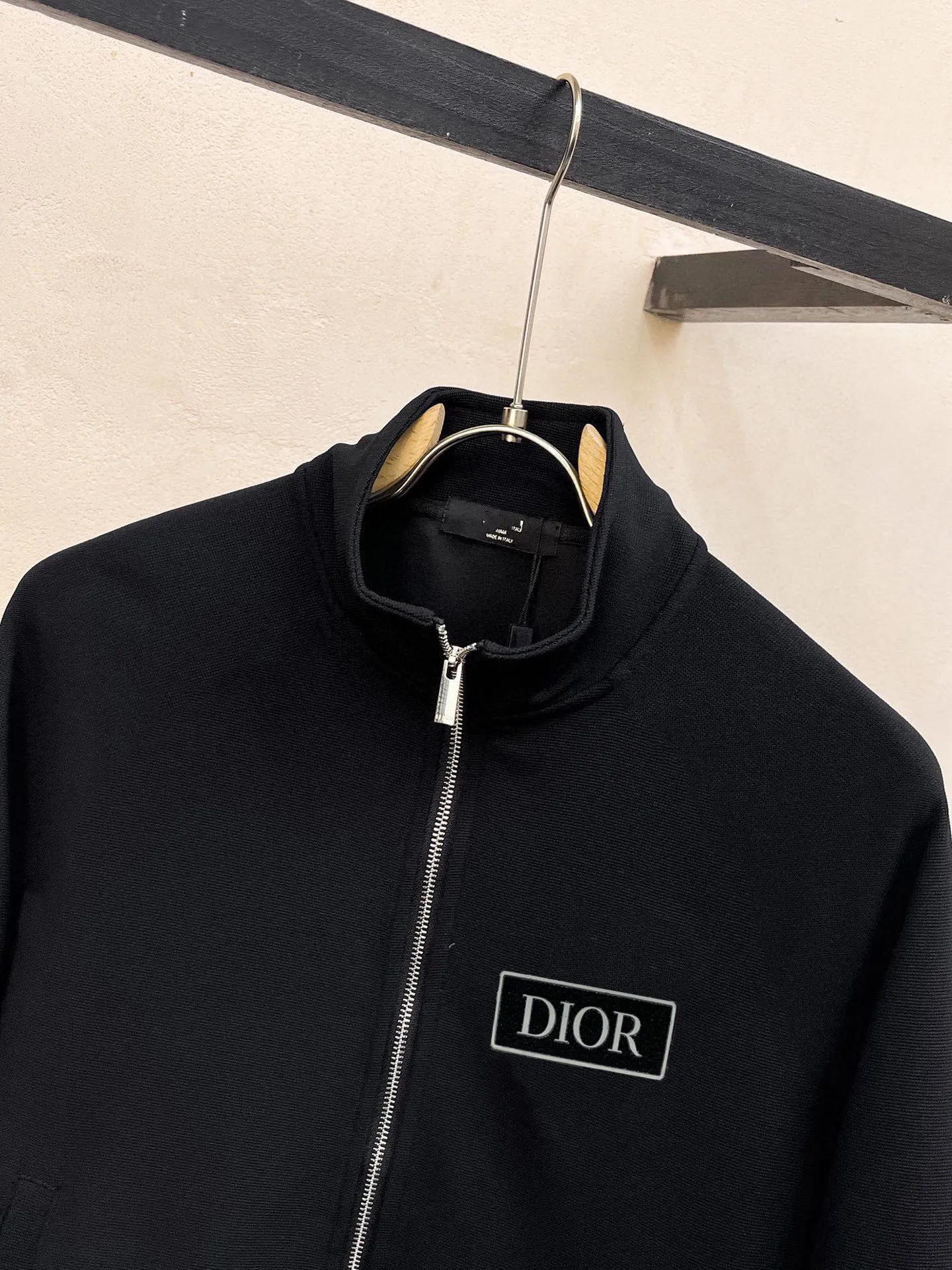 🅿️420 [DIOR Dior] (Fat Man Gospel) hot-selling suit is coming. Focus on the original version of the official website. 2025 new hot-selling cardigan sweater suit. The original order is the best product. 🇭🇰The meticulous work of top designers is dedicated to a fitting and perfect upper body effect. All-natural high-quality Roman cotton 100%, close-fitting comfort, noble and elegant! Original hardware embodies elegance and nobility! Counter size: M-5XL (maximum wear up to 220 pounds)