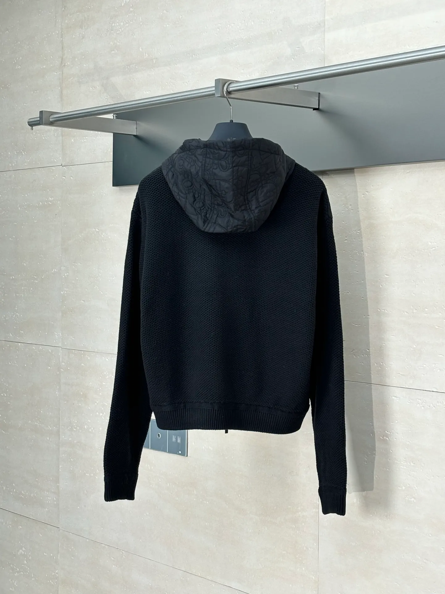 🅿️916 Dio*/Dior 25Fw spliced dark jacquard hooded jacket. Customized YB twill cotton and nylon material splicing and collision. The ready-to-wear texture is excellent. The hooded drawstring zipper design is casual and fashionable. Warmth and cold protection. It is easy to put on and take off to change the style at will. The body is embossed with concave and convex texture. It highlights the unique design. It is equipped with bias-cut zipper pockets to enhance the style of the outfit. The loose shoulder version makes you feel relaxed when you go out on the street. Whether it is daily travel or commuting, it can be perfectly suitable for driving. Fashionable and stylish. Customized surface and accessories. Size: S/M/L/XL