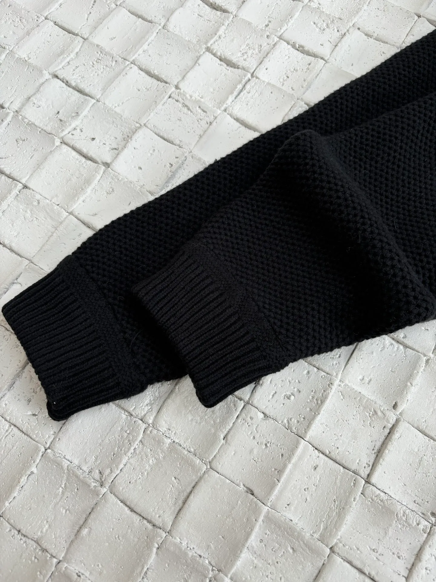 🅿️916 Dio*/Dior 25Fw spliced dark jacquard hooded jacket. Customized YB twill cotton and nylon material splicing and collision. The ready-to-wear texture is excellent. The hooded drawstring zipper design is casual and fashionable. Warmth and cold protection. It is easy to put on and take off to change the style at will. The body is embossed with concave and convex texture. It highlights the unique design. It is equipped with bias-cut zipper pockets to enhance the style of the outfit. The loose shoulder version makes you feel relaxed when you go out on the street. Whether it is daily travel or commuting, it can be perfectly suitable for driving. Fashionable and stylish. Customized surface and accessories. Size: S/M/L/XL