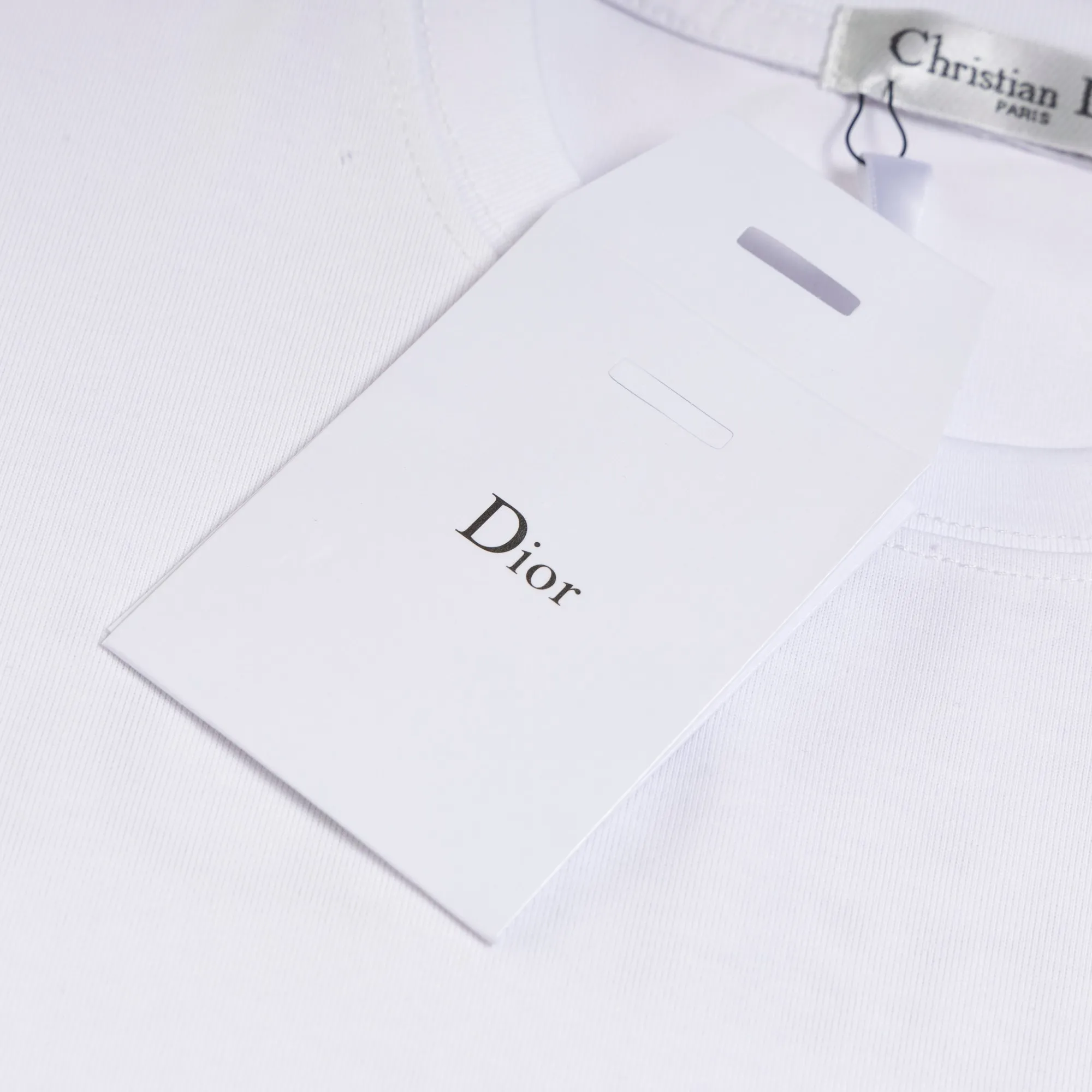 🅿️170 Style No. S02 DIOR Dior lettering shabby printed round neck short sleeves on the front and back. Direct-injection printing. Small holes. Full set of packaging. Complete with three labels. Original matching accessories 1:1. Main mark process. Very high-end. It has been pre-shrunk at high temperature. It is not easy to deform after repeated washing. Pure cotton 280 grams. High weight 32 double yarns. No pilling. No fading. Comfortable and breathable. Matching 1x1 thread in the same cylinder. Oversize loose version. Can wear up to 220 pounds Color: black white Size: XS-L