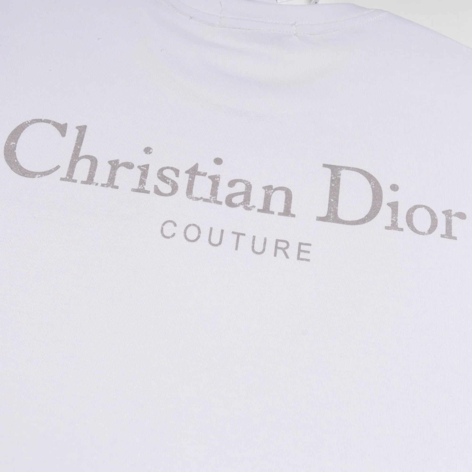 🅿️170 Style No. S02 DIOR Dior lettering shabby printed round neck short sleeves on the front and back. Direct-injection printing. Small holes. Full set of packaging. Complete with three labels. Original matching accessories 1:1. Main mark process. Very high-end. It has been pre-shrunk at high temperature. It is not easy to deform after repeated washing. Pure cotton 280 grams. High weight 32 double yarns. No pilling. No fading. Comfortable and breathable. Matching 1x1 thread in the same cylinder. Oversize loose version. Can wear up to 220 pounds Color: black white Size: XS-L