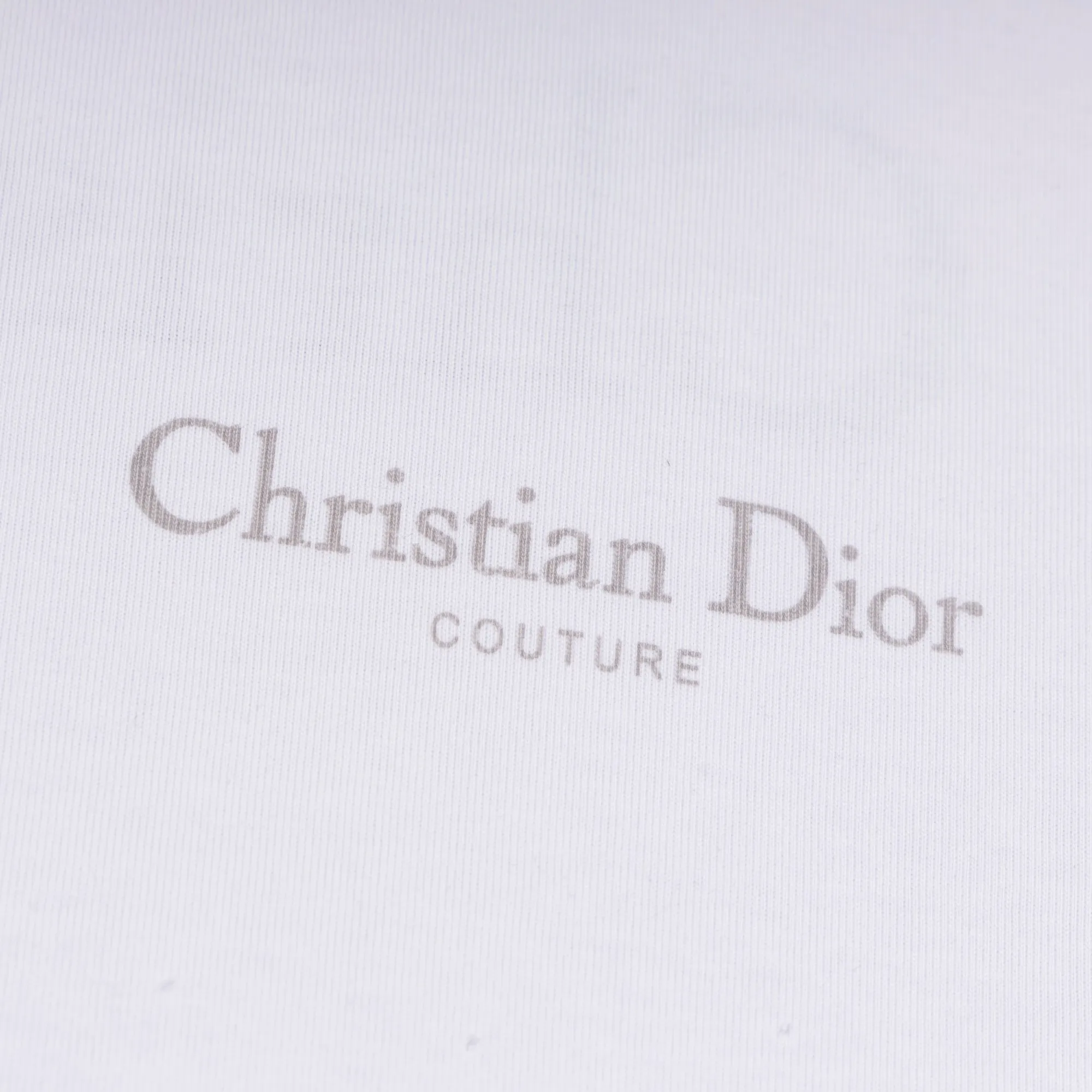 🅿️170 Style No. S02 DIOR Dior lettering shabby printed round neck short sleeves on the front and back. Direct-injection printing. Small holes. Full set of packaging. Complete with three labels. Original matching accessories 1:1. Main mark process. Very high-end. It has been pre-shrunk at high temperature. It is not easy to deform after repeated washing. Pure cotton 280 grams. High weight 32 double yarns. No pilling. No fading. Comfortable and breathable. Matching 1x1 thread in the same cylinder. Oversize loose version. Can wear up to 220 pounds Color: black white Size: XS-L