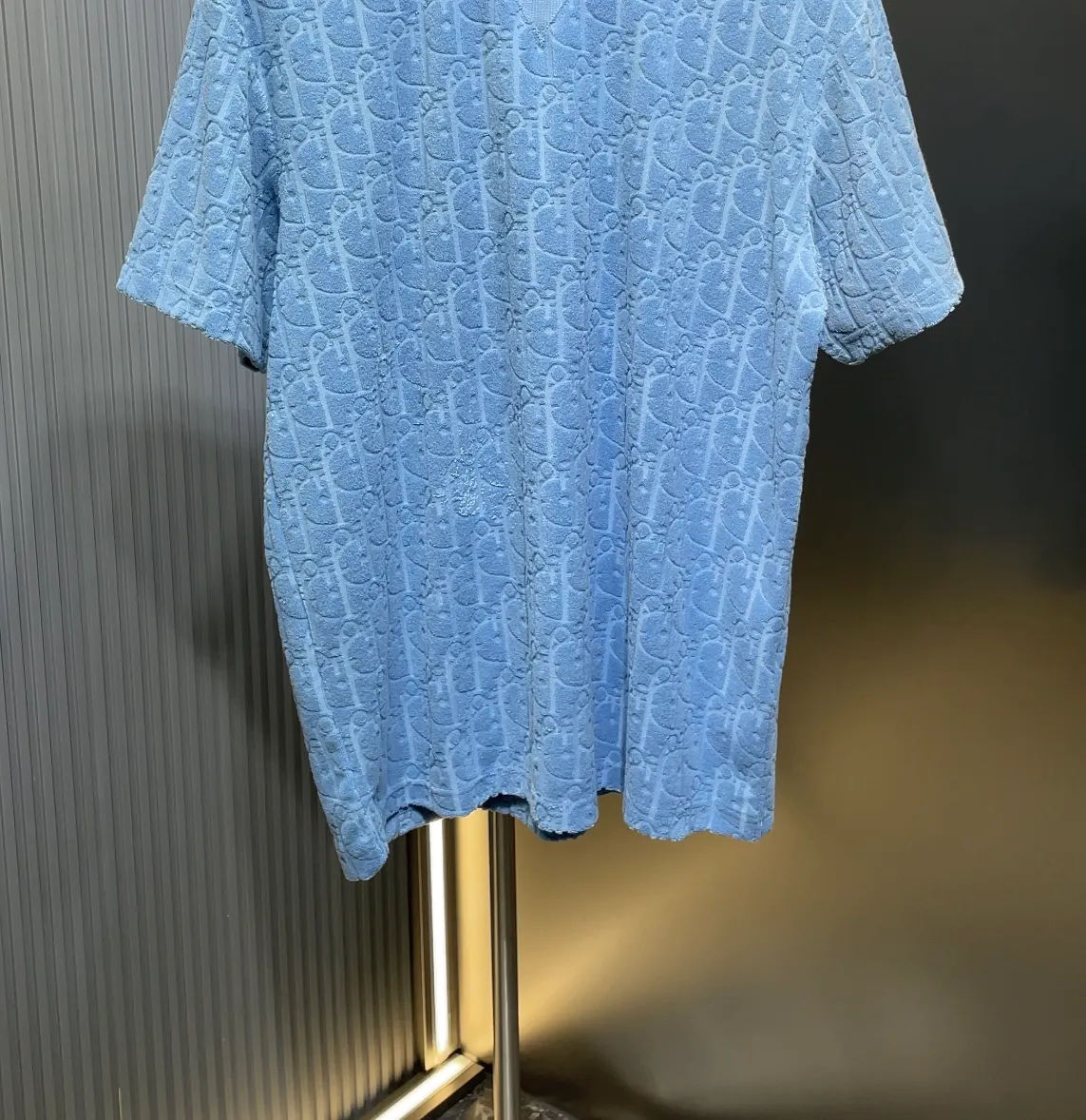🅿️280 dior🌟【Top replica】All-over printed terry short sleeves Process description: Custom-woven and dyed pure cotton 100% jacquard material oblique presbyopic pattern fabric Weight 300g Positioning pattern Positioning tailoring Every piece is in the same position Jacquard cotton towel material Dark pattern Heavy feel The overall wiring is straight and delicate, the fabric is comfortable and soft, the color is consistent and no color difference It can be matched with the same style to create a fashionable look, and can be used in various occasions. Customized accessories, complete with three standards, same style for men and women! size：s-xl