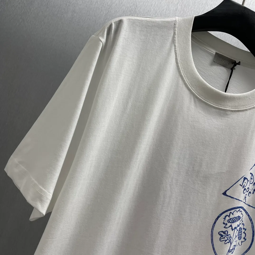 🅿️240 🧧CD Dream House and Smart Tree Shadow Short T Size: S-XL This T-shirt displays the logo from this season’s DIOR AND HYLTON NEL joint series. Crafted from white cotton-jersey, it has a classic silhouette with a ribbed crew neck and a contrasting print on the front and back for added style. Cut for a relaxed fit, wear it with track pants or jeans.