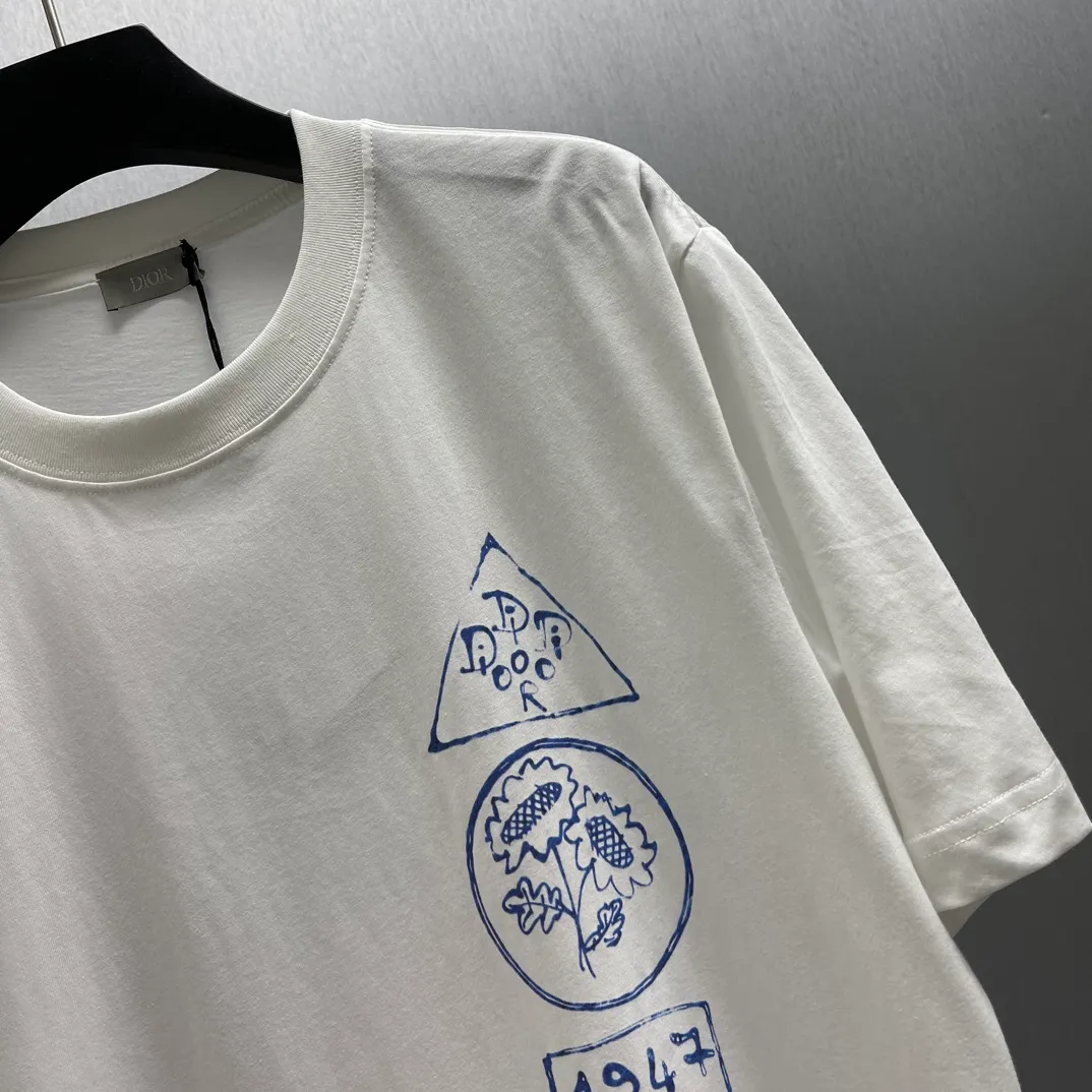 🅿️240 🧧CD Dream House and Smart Tree Shadow Short T Size: S-XL This T-shirt displays the logo from this season’s DIOR AND HYLTON NEL joint series. Crafted from white cotton-jersey, it has a classic silhouette with a ribbed crew neck and a contrasting print on the front and back for added style. Cut for a relaxed fit, wear it with track pants or jeans.