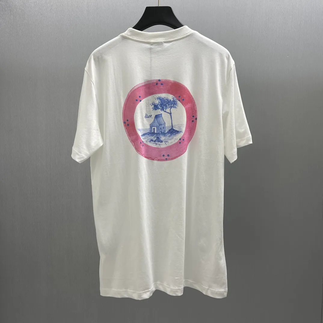 🅿️240 🧧CD Dream House and Smart Tree Shadow Short T Size: S-XL This T-shirt displays the logo from this season’s DIOR AND HYLTON NEL joint series. Crafted from white cotton-jersey, it has a classic silhouette with a ribbed crew neck and a contrasting print on the front and back for added style. Cut for a relaxed fit, wear it with track pants or jeans.