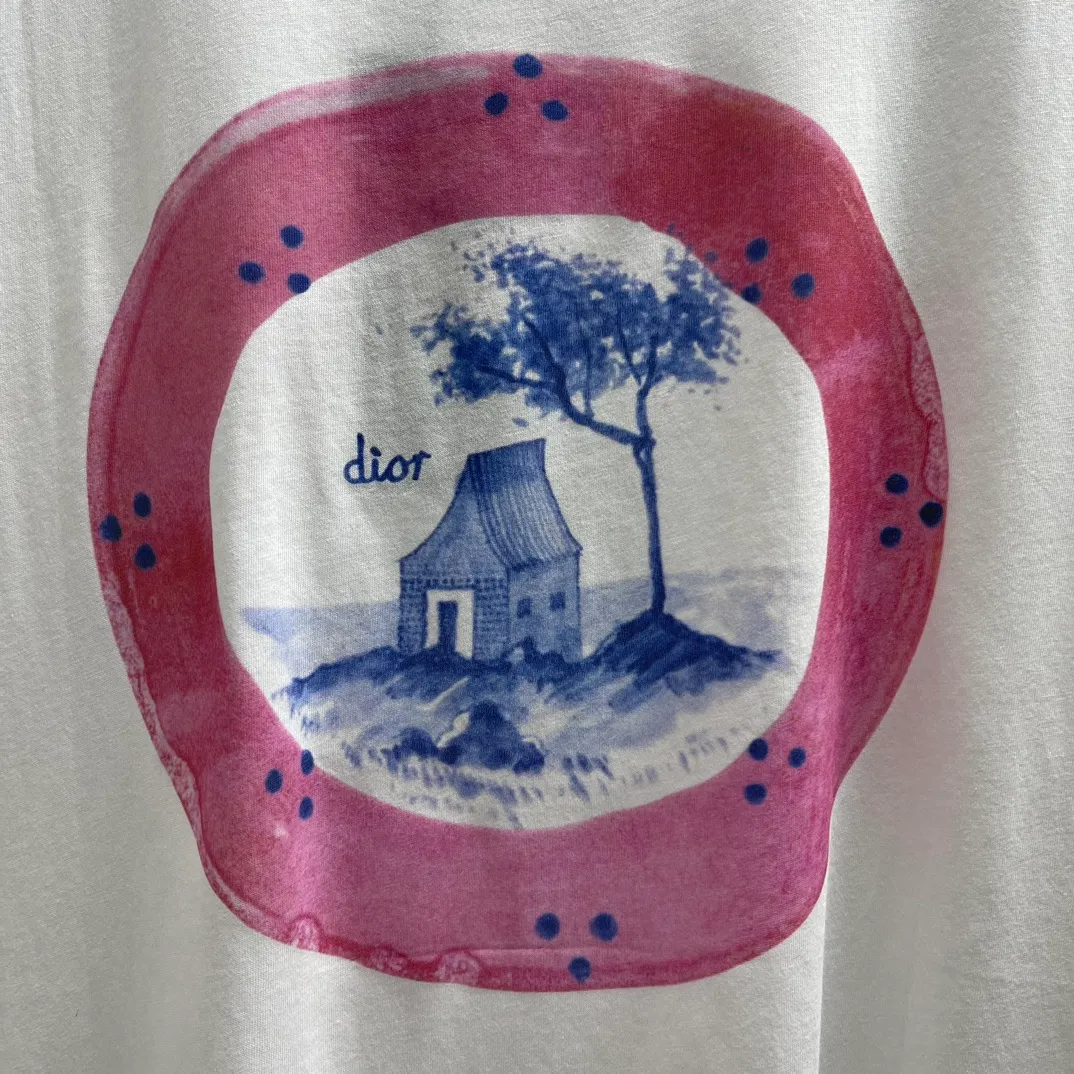 🅿️240 🧧CD Dream House and Smart Tree Shadow Short T Size: S-XL This T-shirt displays the logo from this season’s DIOR AND HYLTON NEL joint series. Crafted from white cotton-jersey, it has a classic silhouette with a ribbed crew neck and a contrasting print on the front and back for added style. Cut for a relaxed fit, wear it with track pants or jeans.