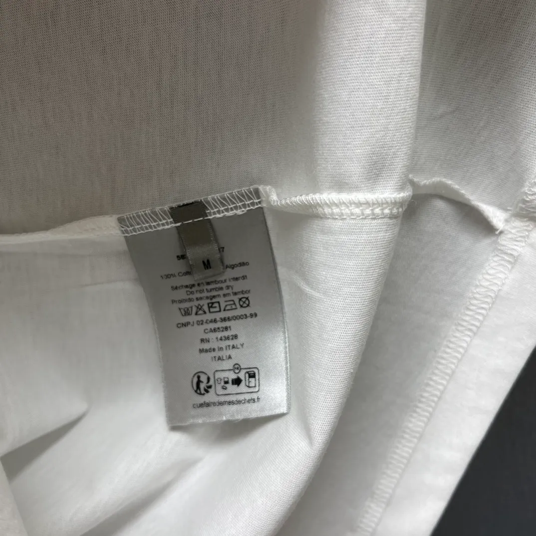 🅿️240 🧧CD Dream House and Smart Tree Shadow Short T Size: S-XL This T-shirt displays the logo from this season’s DIOR AND HYLTON NEL joint series. Crafted from white cotton-jersey, it has a classic silhouette with a ribbed crew neck and a contrasting print on the front and back for added style. Cut for a relaxed fit, wear it with track pants or jeans.