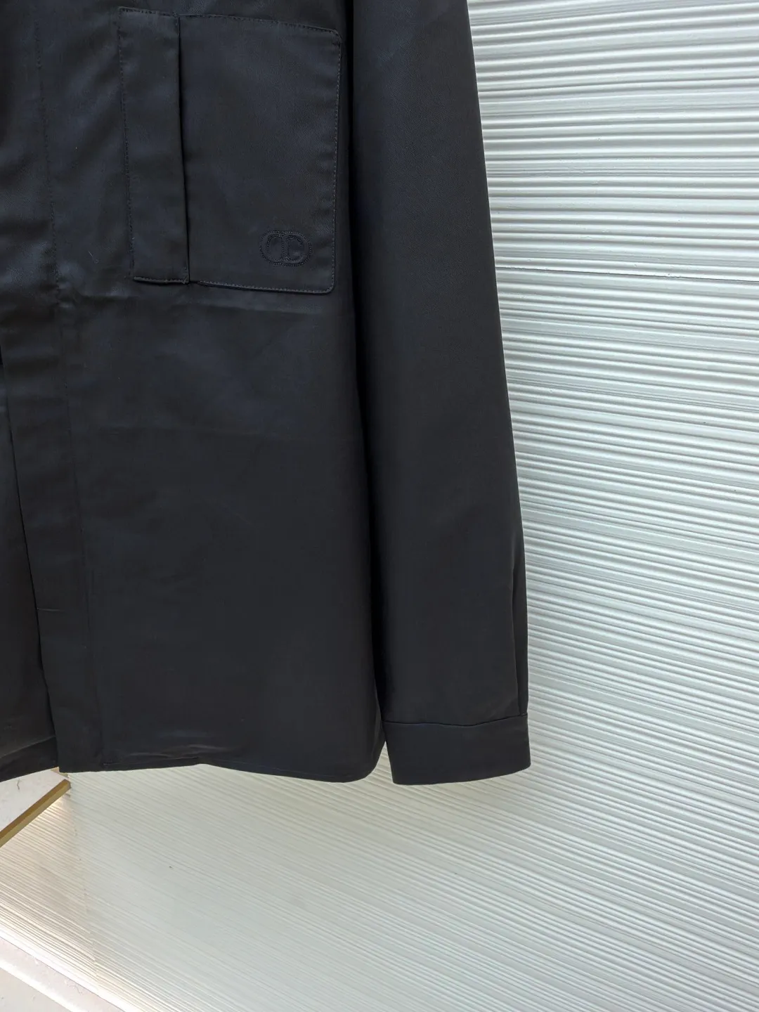 DIOR CD icon embroidered jacket ●Original version: Purchased and developed by 7640 ●Item number: 1680842-B50 ●Fabric: nylon fabric ●Technology: Positioning cutting machine ●Version: Fitted version ●Weight: about 630 grams ●Size: S-M-L-XL ●Description: Made of black gabardine fabric, with a smooth and delicate surface, soft touch, and an elegant sheen. Its tight textile construction makes it resistant to wrinkles, abrasion and drape. The wool component makes it warm and breathable. Gabardine fabric is not easy to pill, has good stain resistance, and is easy to care for daily. The modern fit has a slim fit and a hidden zip closure adds understated sophistication. High-precision sewing technology ensures a perfect fit between the zipper and the fabric. The lapel design of traditional shirts still meets the needs of formal occasions. There is a patch pocket on the chest and is decorated with CD icon embroidery, which highlights the brand's iconic elements. The bag opening also has a hidden zipper opening, and the bag opening is reinforced with pocket knotting technology at the beginning and end. Tight stitching at the edge of the bag body makes it strong and beautiful. There are side pockets on the left and right sides, and the pocket openings are only 0.5 cm hemmed, which retains the smoothness of the overall lines without losing practicality. The double-button design of traditional shirt cuffs makes the cuffs fit better on the wrist. The overall wiring is straight and delicate, the fabric is comfortable and soft, and the color is consistent without color difference. It can be matched with the same style to create a fashionable look and control various occasions. Customized accessories, complete with three standards, same style for men and women!