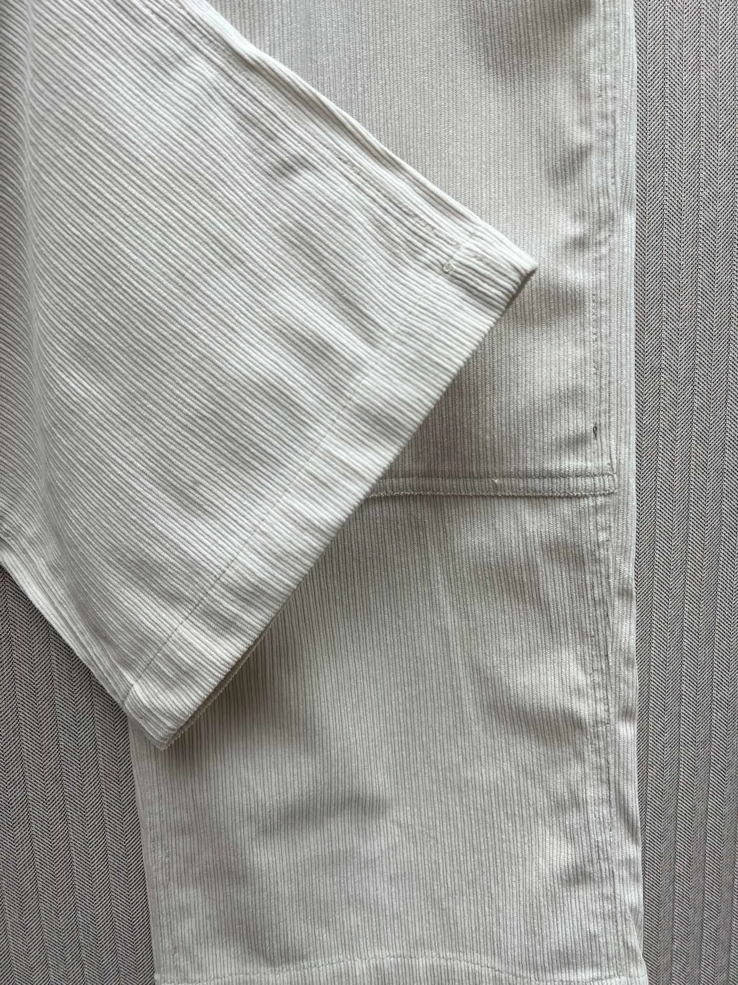🅿️460 Dior 25ss new work jeans are a new product of the 2025 winter men's wear series. They are decorated with the Dior Love logo inspired by the Dior archives, paying tribute to Dior's heritage. Carefully crafted from off-white cotton corduroy, it features a five-pocket cut and a Dior Love leather label on the back, reinterpreting workwear style with a casual silhouette. Wear with the matching jacket shirt for a sophisticated look. Number of yards: 46.48.50.52.
