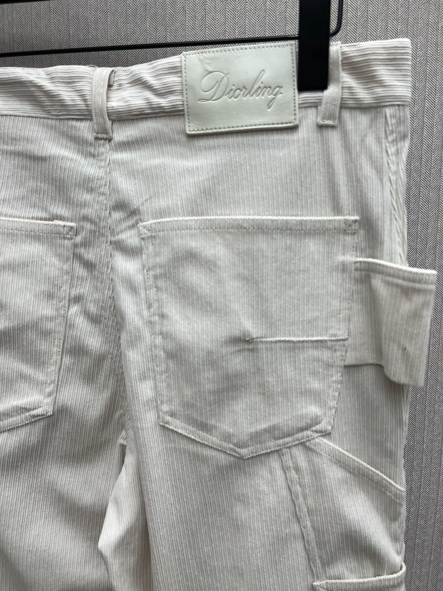 🅿️460 Dior 25ss new work jeans are a new product of the 2025 winter men's wear series. They are decorated with the Dior Love logo inspired by the Dior archives, paying tribute to Dior's heritage. Carefully crafted from off-white cotton corduroy, it features a five-pocket cut and a Dior Love leather label on the back, reinterpreting workwear style with a casual silhouette. Wear with the matching jacket shirt for a sophisticated look. Number of yards: 46.48.50.52.