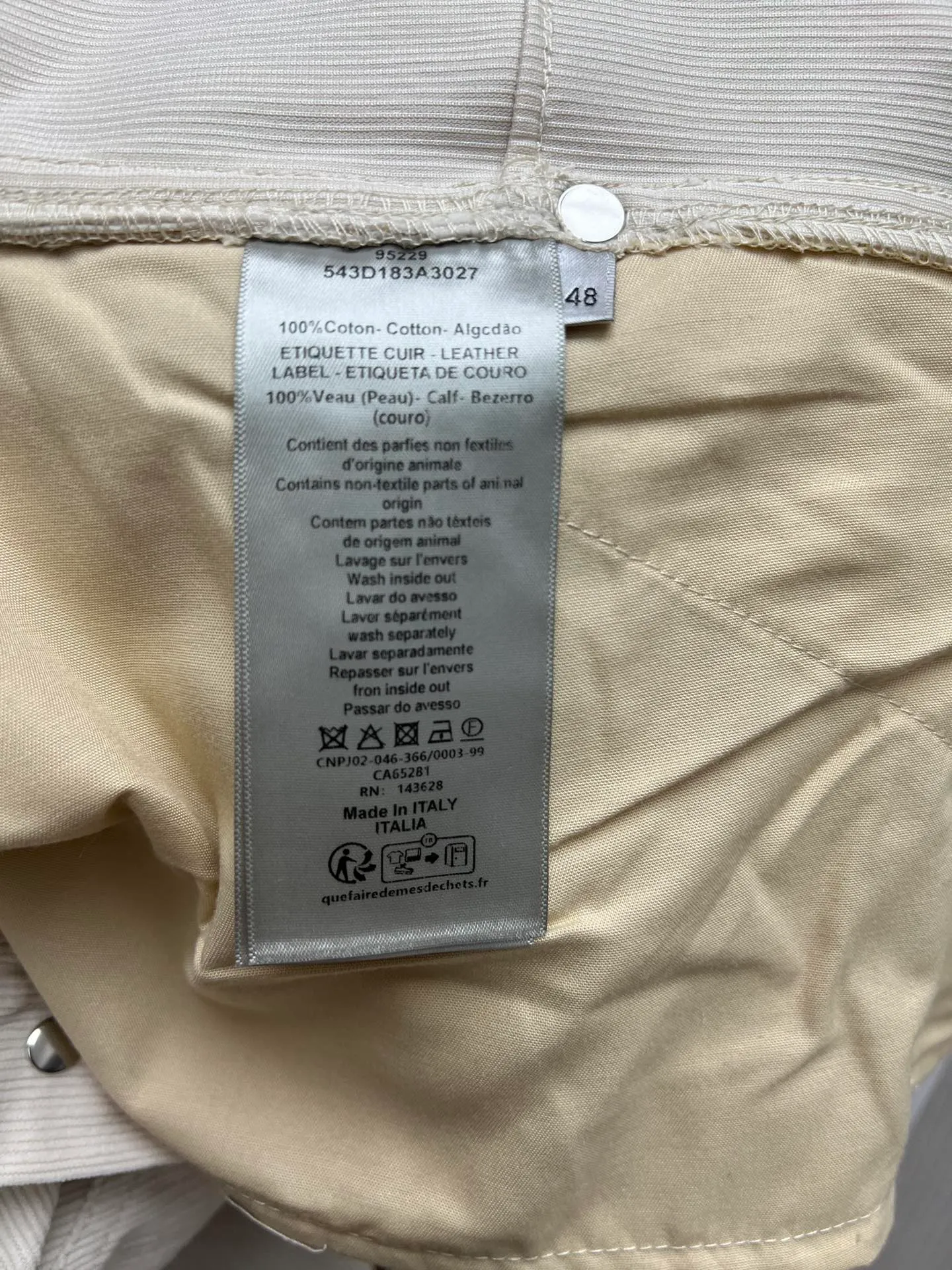 🅿️460 Dior 25ss new work jeans are a new product of the 2025 winter men's wear series. They are decorated with the Dior Love logo inspired by the Dior archives, paying tribute to Dior's heritage. Carefully crafted from off-white cotton corduroy, it features a five-pocket cut and a Dior Love leather label on the back, reinterpreting workwear style with a casual silhouette. Wear with the matching jacket shirt for a sophisticated look. Number of yards: 46.48.50.52.