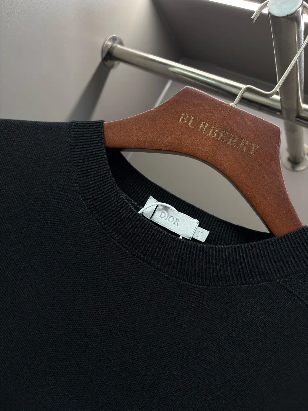 🅿️320 DIOR Dior's new little bee sweater. Original fabric. Official same style. Weaved with customized natural medium-thick imported wool yarn, very comfortable and smooth to the touch. Very wide and stylish. Produced by a first-line brand factory. Woven by imported machines. It is very soft and skin-friendly to wear. It will not deform after long-term wear. The latest autumn and winter style. Fashionable and personalized. Super versatile and good-looking. Very suitable for both men and women. A must-have for everyone. Color: black, sapphire blue, green Caramel Color Size: L-4XL
