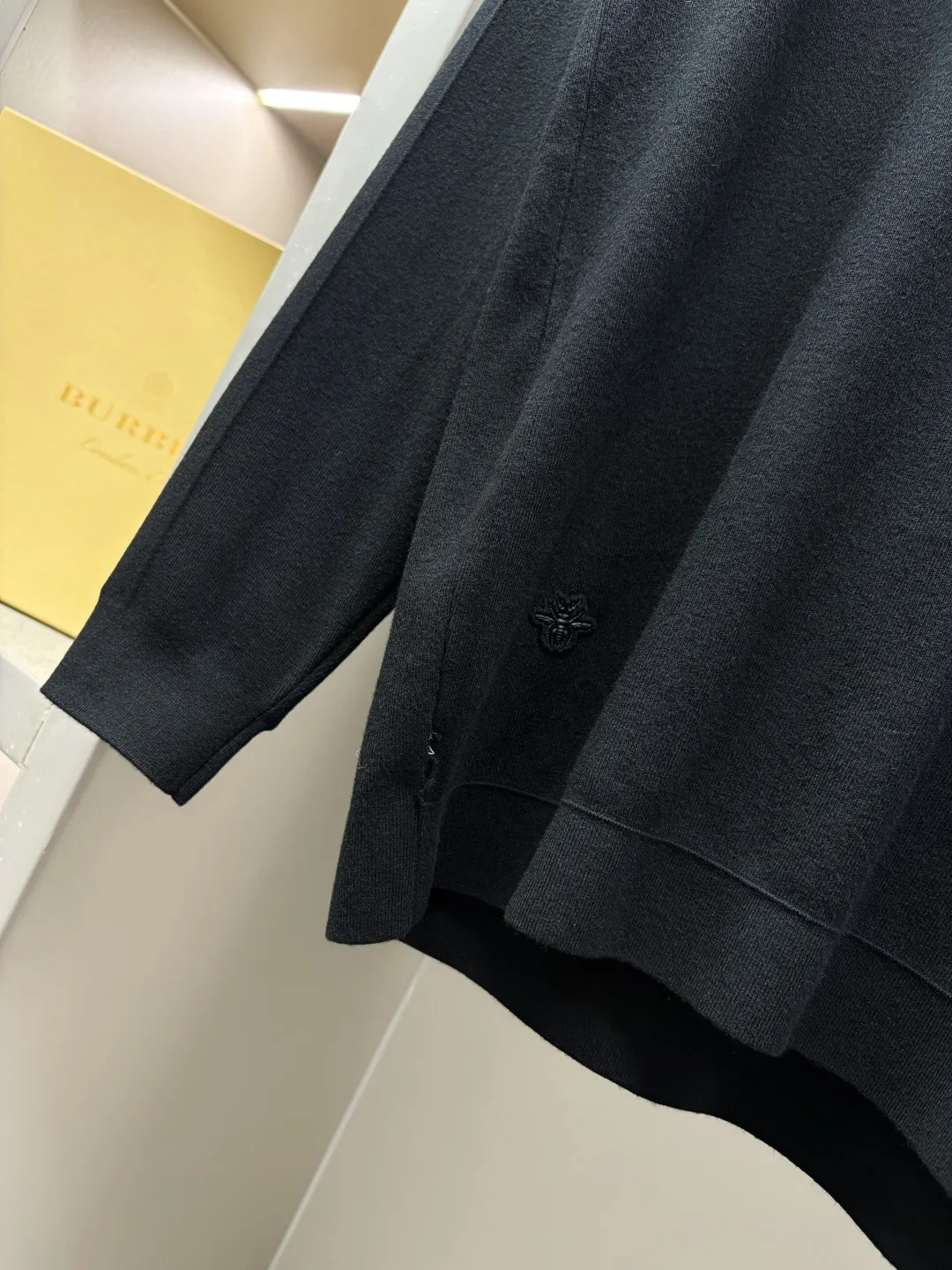 🅿️320 DIOR Dior's new little bee sweater. Original fabric. Official same style. Weaved with customized natural medium-thick imported wool yarn, very comfortable and smooth to the touch. Very wide and stylish. Produced by a first-line brand factory. Woven by imported machines. It is very soft and skin-friendly to wear. It will not deform after long-term wear. The latest autumn and winter style. Fashionable and personalized. Super versatile and good-looking. Very suitable for both men and women. A must-have for everyone. Color: black, sapphire blue, green Caramel Color Size: L-4XL