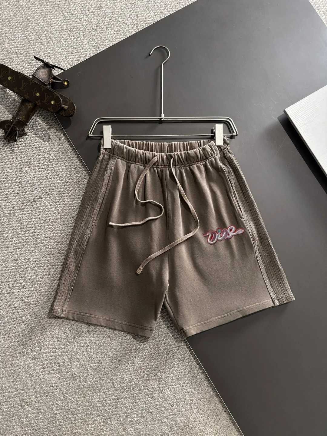 🅿️330 shipped next day, high quality DIOR/Dior 2025 spring and summer new casual solid color loose shorts with elastic band, two needle stitches at the hem of the trousers, fine and firm stitching, custom-made fabrics at the counter with high breathability and comfort, impeccable details, brand element design concept, reflecting high quality. It feels delicate and soft! It presents a casual cut and the upper body shape is great! Size: S-XXL