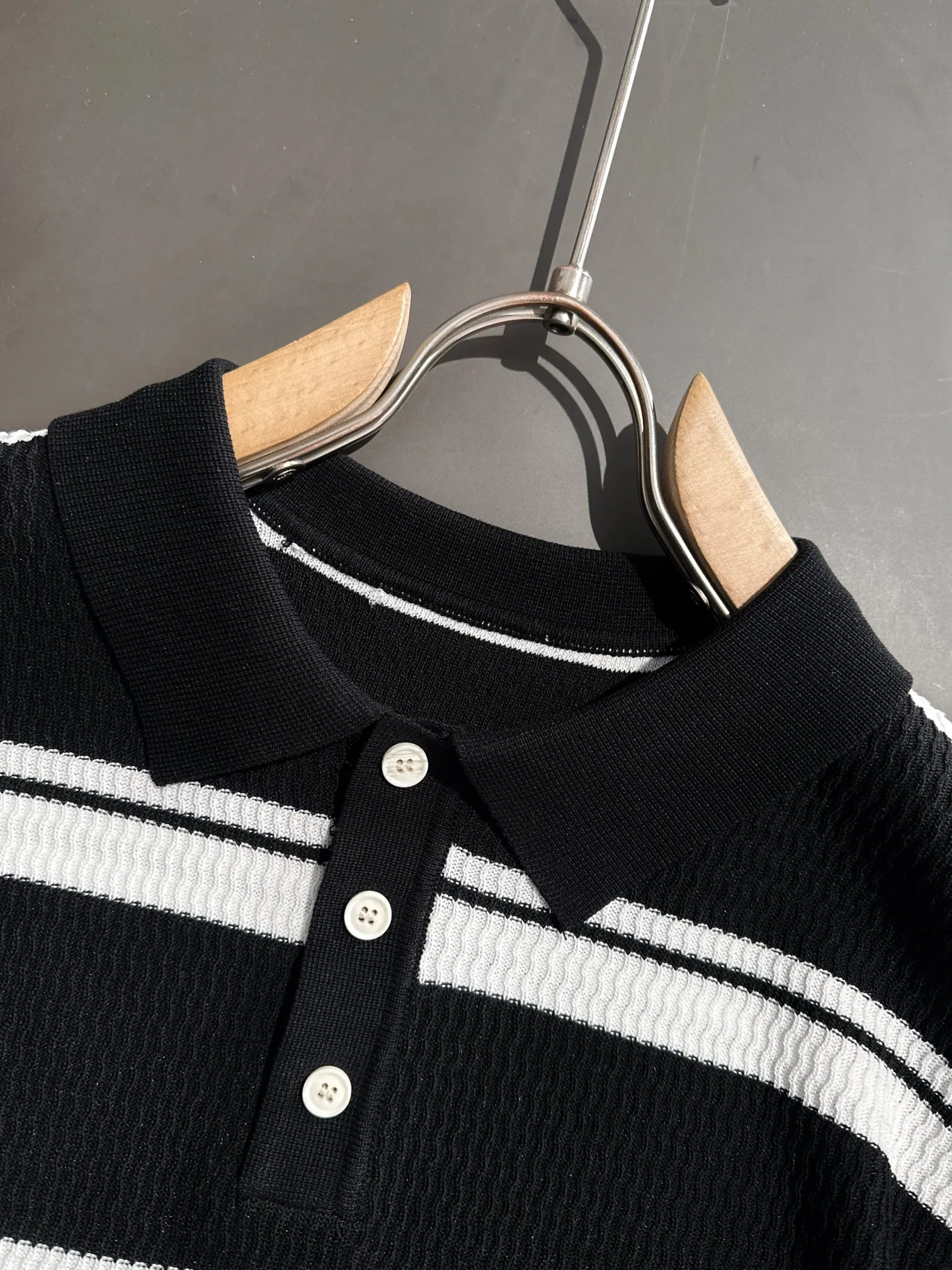 🅿️320 shipped next day, high quality Dior 2025 spring and summer new men's lapel short-sleeved T-shirt. Made of combed cotton yarn knitted cotton fabric, pure cotton high-weight special yarn, it feels full when weighed, and the upper body is more textured than ordinary T-shirts. This texture can cope with the weather easily, suitable for both hot and cold! The pattern on the chest adopts three-dimensional embroidery technology, and is perfectly produced stitch by stitch with reference to the original version! Loose fit design, looks noble. Size: M to XXXL