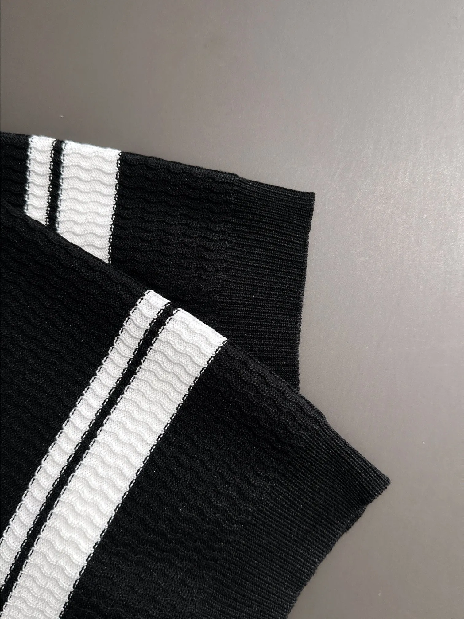 🅿️320 shipped next day, high quality Dior 2025 spring and summer new men's lapel short-sleeved T-shirt. Made of combed cotton yarn knitted cotton fabric, pure cotton high-weight special yarn, it feels full when weighed, and the upper body is more textured than ordinary T-shirts. This texture can cope with the weather easily, suitable for both hot and cold! The pattern on the chest adopts three-dimensional embroidery technology, and is perfectly produced stitch by stitch with reference to the original version! Loose fit design, looks noble. Size: M to XXXL