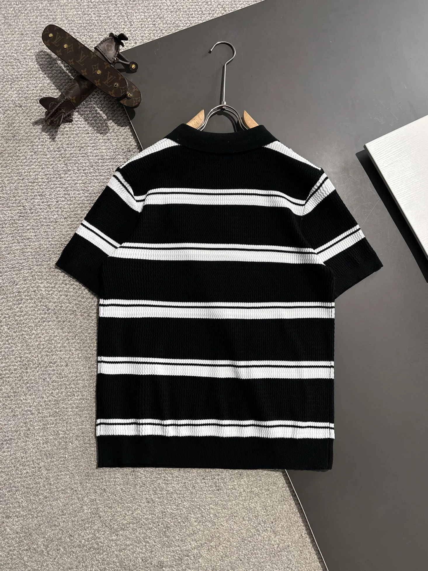 🅿️320 shipped next day, high quality Dior 2025 spring and summer new men's lapel short-sleeved T-shirt. Made of combed cotton yarn knitted cotton fabric, pure cotton high-weight special yarn, it feels full when weighed, and the upper body is more textured than ordinary T-shirts. This texture can cope with the weather easily, suitable for both hot and cold! The pattern on the chest adopts three-dimensional embroidery technology, and is perfectly produced stitch by stitch with reference to the original version! Loose fit design, looks noble. Size: M to XXXL