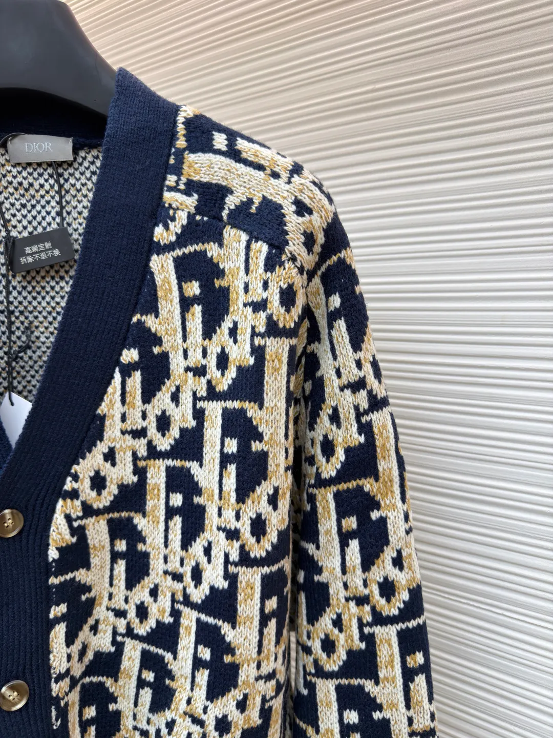 Dior presbyopic woolen cardigan ●Original version: 15,000 purchased and developed ●Item number: 1681288-B05 ●Fabric: wool blended fabric ●Technology: jacquard weaving ●Version: fitted version ●Weight: about 850 grams ●Size: S-M-L ●Description: The wool is custom-dyed with imported premium 100% wool yarn, and jacquard weaving is carried out using an imported 5-gauge wool loom. A single piece takes 190 minutes, and is woven at a parallel and even speed. The whole piece of clothing is clear. The drawings are drawn by experienced masters, and the pattern is positioned according to YB. Specific three-label washing. The overall wiring is straight and delicate. The fabric is comfortable and soft, and the color is consistent without color difference. It can be matched with the same style to create a fashionable look, and can be used in various occasions. Customized accessories, complete with three standards, same style for men and women!