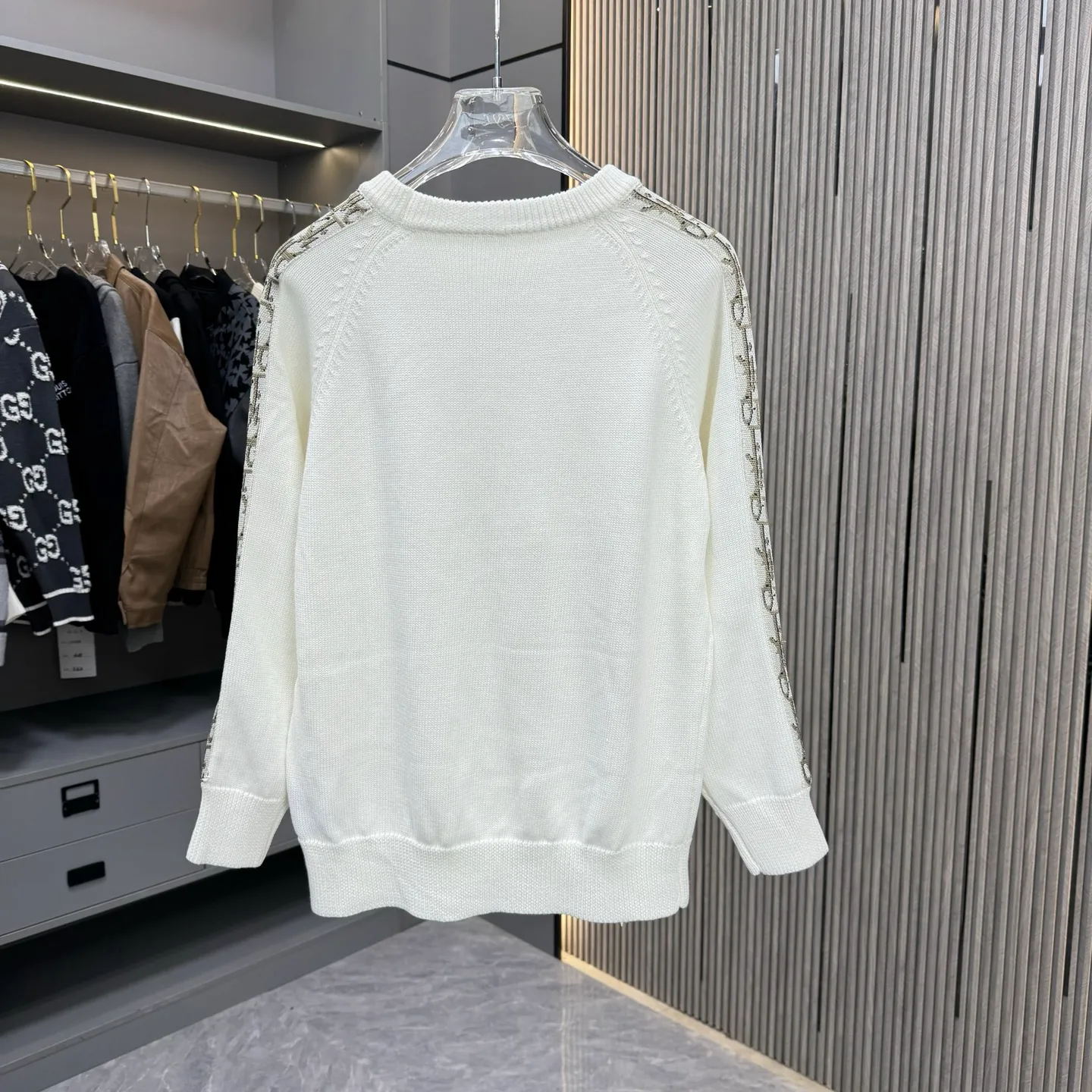 🅿️270 CD Dior 25FW crew neck sweater. The fabric is made of top-quality cashmere yarn. The new autumn and winter Oblique jacquard knitted cashmere sweater adopts a double-sided wearable design and is made of high-quality cashmere material. After fine weaving process, it presents a soft and comfortable touch and excellent thermal insulation performance. The iconic Oblique jacquard pattern is perfectly presented through precision knitting technology. It can be worn on both sides, showing different style charms. The round neck design is simple and elegant, suitable for various matching occasions. Exquisite knitting technology ensures that the clothes are not easily deformed and remain crisp and long-lasting. The double-sided design concept reflects LV's perfect balance of practicality and fashion. Each sweater undergoes strict quality inspection to ensure that the quality meets the brand's consistently high standards. This knitted item combines warmth and style, making it an exquisite addition to your autumn and winter wardrobe. Size:M/L/XL/XXL