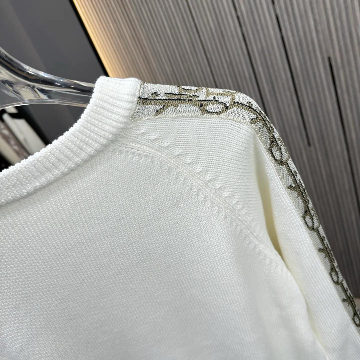 🅿️270 CD Dior 25FW crew neck sweater. The fabric is made of top-quality cashmere yarn. The new autumn and winter Oblique jacquard knitted cashmere sweater adopts a double-sided wearable design and is made of high-quality cashmere material. After fine weaving process, it presents a soft and comfortable touch and excellent thermal insulation performance. The iconic Oblique jacquard pattern is perfectly presented through precision knitting technology. It can be worn on both sides, showing different style charms. The round neck design is simple and elegant, suitable for various matching occasions. Exquisite knitting technology ensures that the clothes are not easily deformed and remain crisp and long-lasting. The double-sided design concept reflects LV's perfect balance of practicality and fashion. Each sweater undergoes strict quality inspection to ensure that the quality meets the brand's consistently high standards. This knitted item combines warmth and style, making it an exquisite addition to your autumn and winter wardrobe. Size:M/L/XL/XXL
