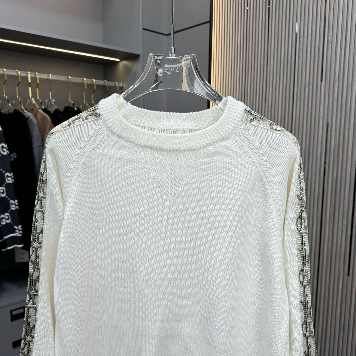 🅿️270 CD Dior 25FW crew neck sweater. The fabric is made of top-quality cashmere yarn. The new autumn and winter Oblique jacquard knitted cashmere sweater adopts a double-sided wearable design and is made of high-quality cashmere material. After fine weaving process, it presents a soft and comfortable touch and excellent thermal insulation performance. The iconic Oblique jacquard pattern is perfectly presented through precision knitting technology. It can be worn on both sides, showing different style charms. The round neck design is simple and elegant, suitable for various matching occasions. Exquisite knitting technology ensures that the clothes are not easily deformed and remain crisp and long-lasting. The double-sided design concept reflects LV's perfect balance of practicality and fashion. Each sweater undergoes strict quality inspection to ensure that the quality meets the brand's consistently high standards. This knitted item combines warmth and style, making it an exquisite addition to your autumn and winter wardrobe. Size:M/L/XL/XXL
