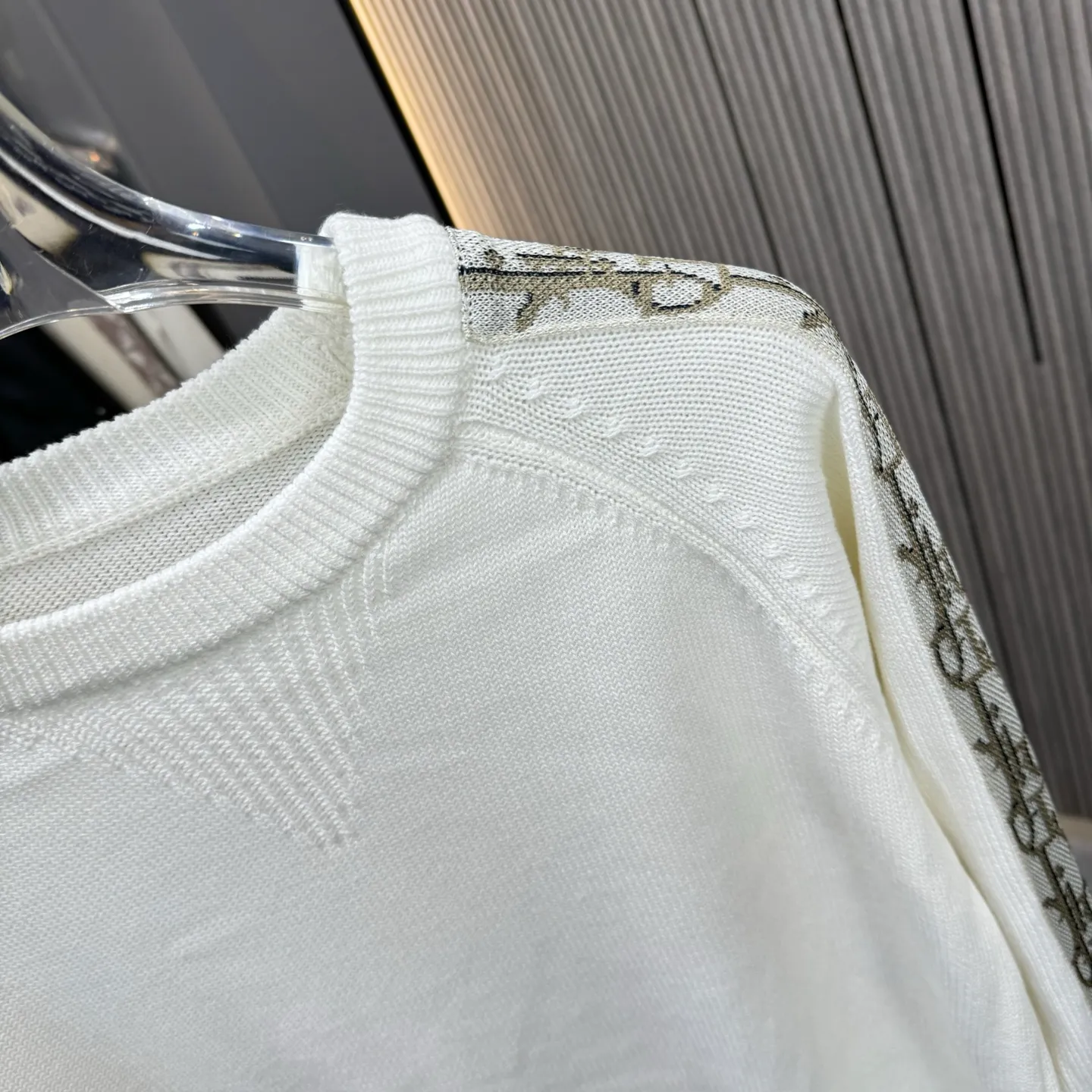 🅿️270 CD Dior 25FW crew neck sweater. The fabric is made of top-quality cashmere yarn. The new autumn and winter Oblique jacquard knitted cashmere sweater adopts a double-sided wearable design and is made of high-quality cashmere material. After fine weaving process, it presents a soft and comfortable touch and excellent thermal insulation performance. The iconic Oblique jacquard pattern is perfectly presented through precision knitting technology. It can be worn on both sides, showing different style charms. The round neck design is simple and elegant, suitable for various matching occasions. Exquisite knitting technology ensures that the clothes are not easily deformed and remain crisp and long-lasting. The double-sided design concept reflects LV's perfect balance of practicality and fashion. Each sweater undergoes strict quality inspection to ensure that the quality meets the brand's consistently high standards. This knitted item combines warmth and style, making it an exquisite addition to your autumn and winter wardrobe. Size:M/L/XL/XXL