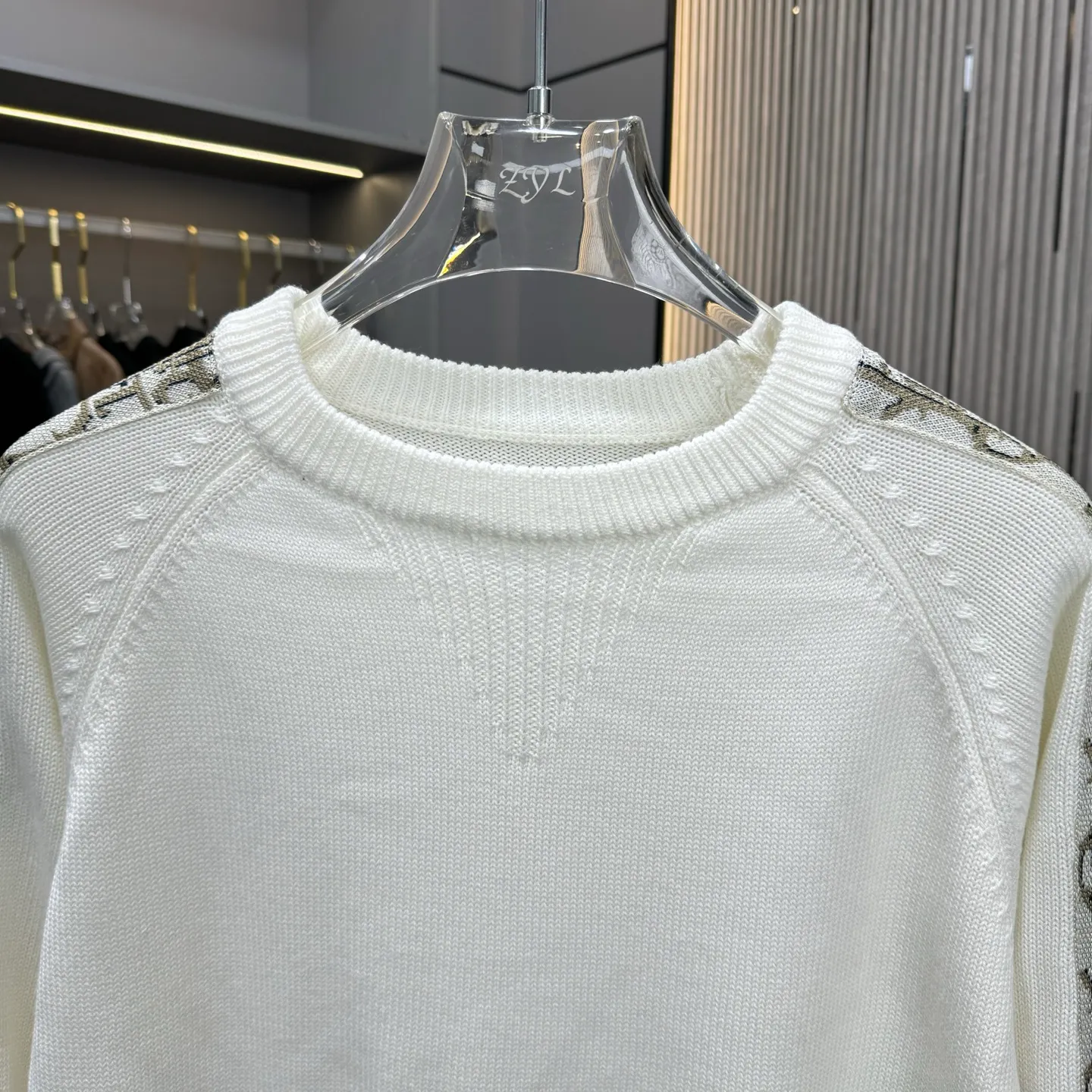 🅿️270 CD Dior 25FW crew neck sweater. The fabric is made of top-quality cashmere yarn. The new autumn and winter Oblique jacquard knitted cashmere sweater adopts a double-sided wearable design and is made of high-quality cashmere material. After fine weaving process, it presents a soft and comfortable touch and excellent thermal insulation performance. The iconic Oblique jacquard pattern is perfectly presented through precision knitting technology. It can be worn on both sides, showing different style charms. The round neck design is simple and elegant, suitable for various matching occasions. Exquisite knitting technology ensures that the clothes are not easily deformed and remain crisp and long-lasting. The double-sided design concept reflects LV's perfect balance of practicality and fashion. Each sweater undergoes strict quality inspection to ensure that the quality meets the brand's consistently high standards. This knitted item combines warmth and style, making it an exquisite addition to your autumn and winter wardrobe. Size:M/L/XL/XXL