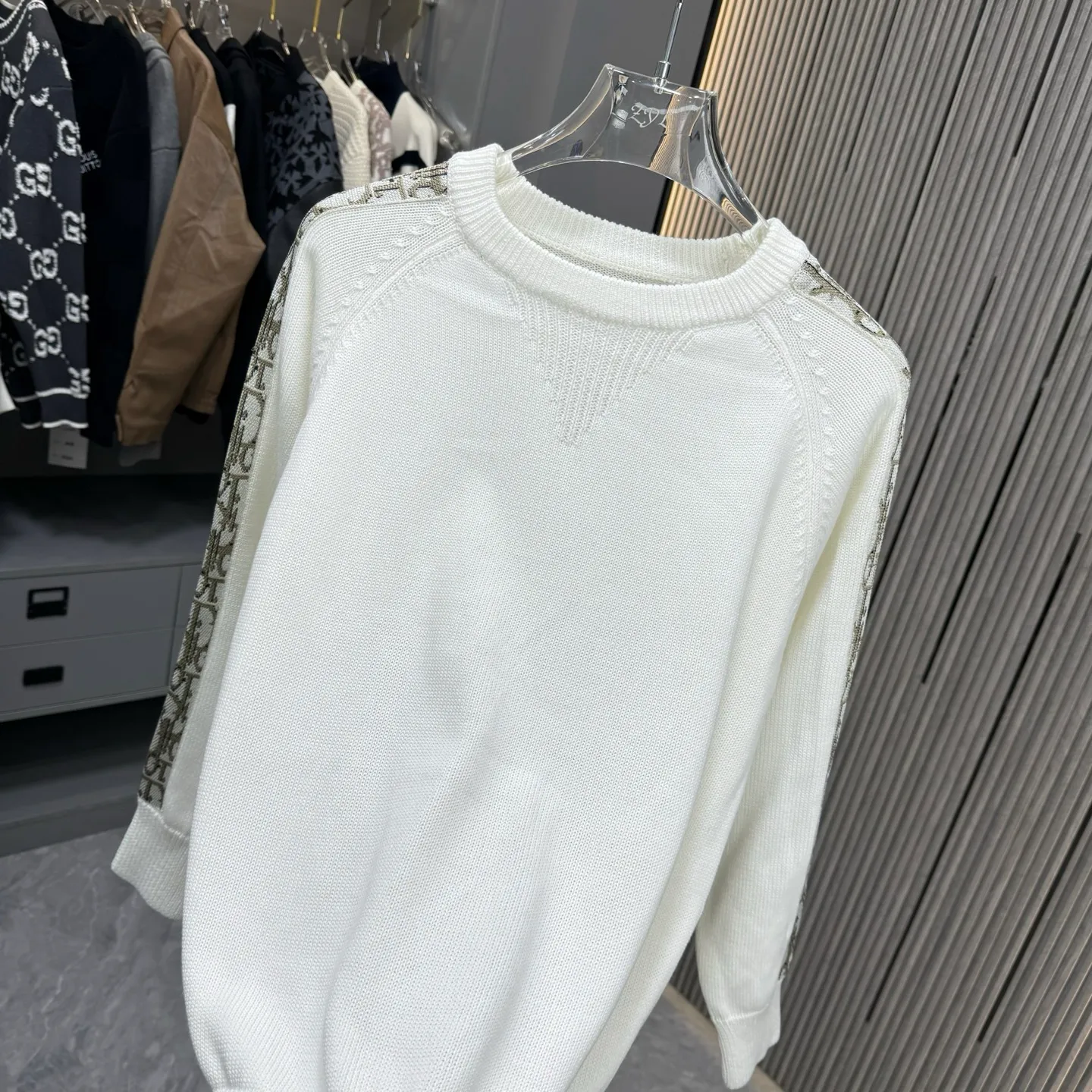 🅿️270 CD Dior 25FW crew neck sweater. The fabric is made of top-quality cashmere yarn. The new autumn and winter Oblique jacquard knitted cashmere sweater adopts a double-sided wearable design and is made of high-quality cashmere material. After fine weaving process, it presents a soft and comfortable touch and excellent thermal insulation performance. The iconic Oblique jacquard pattern is perfectly presented through precision knitting technology. It can be worn on both sides, showing different style charms. The round neck design is simple and elegant, suitable for various matching occasions. Exquisite knitting technology ensures that the clothes are not easily deformed and remain crisp and long-lasting. The double-sided design concept reflects LV's perfect balance of practicality and fashion. Each sweater undergoes strict quality inspection to ensure that the quality meets the brand's consistently high standards. This knitted item combines warmth and style, making it an exquisite addition to your autumn and winter wardrobe. Size:M/L/XL/XXL