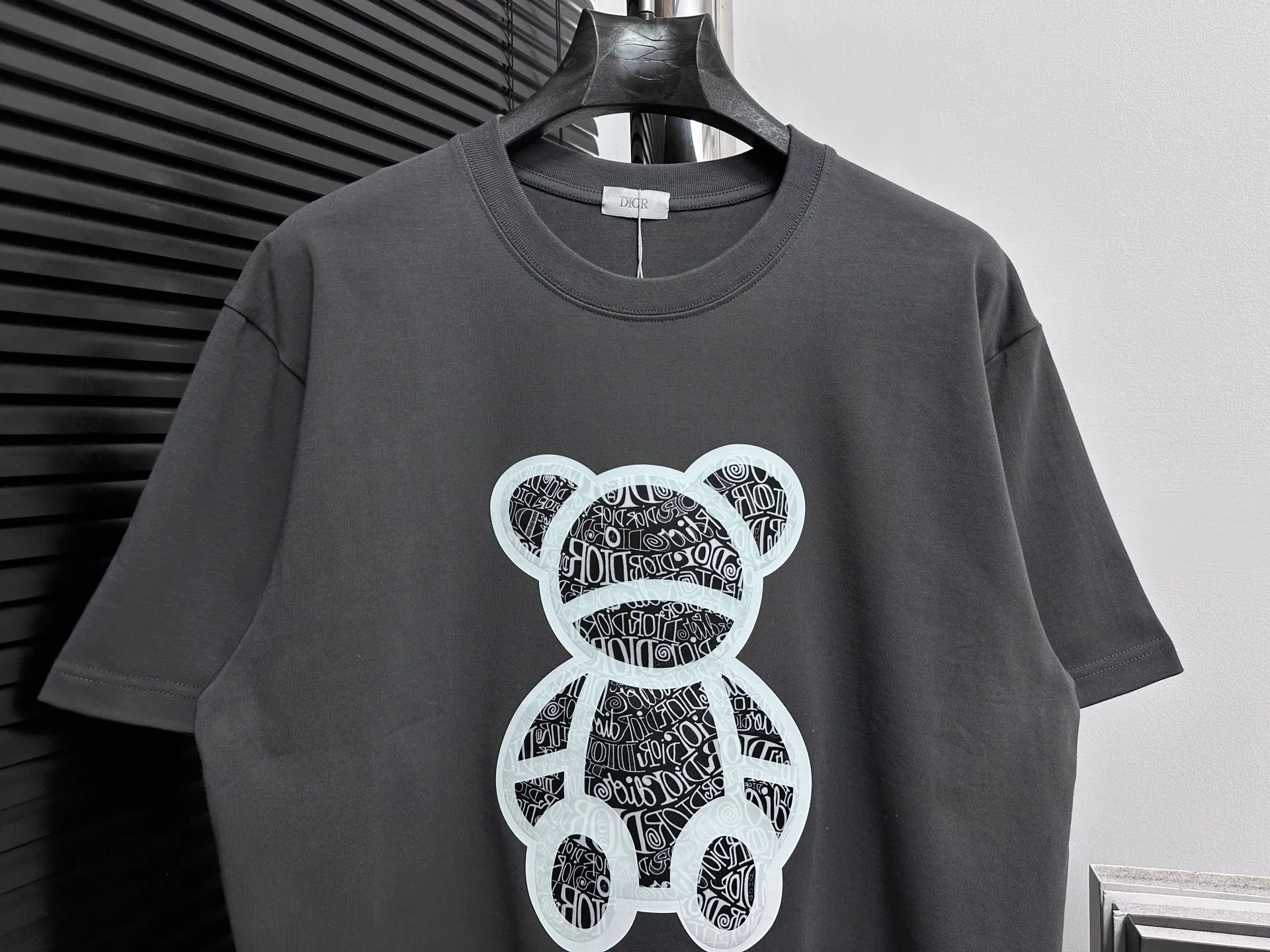 🅿️170 [Dior] Dior 25ss new bear short-sleeved custom 280g vat-dyed fabric feels very comfortable. The latest brick cabinet in spring and summer is fashionable and versatile. It is very suitable for both men and women. A must-have hangtag. Collar label. Washed wheat three labels are complete. Color: black white. Size: S-XL.