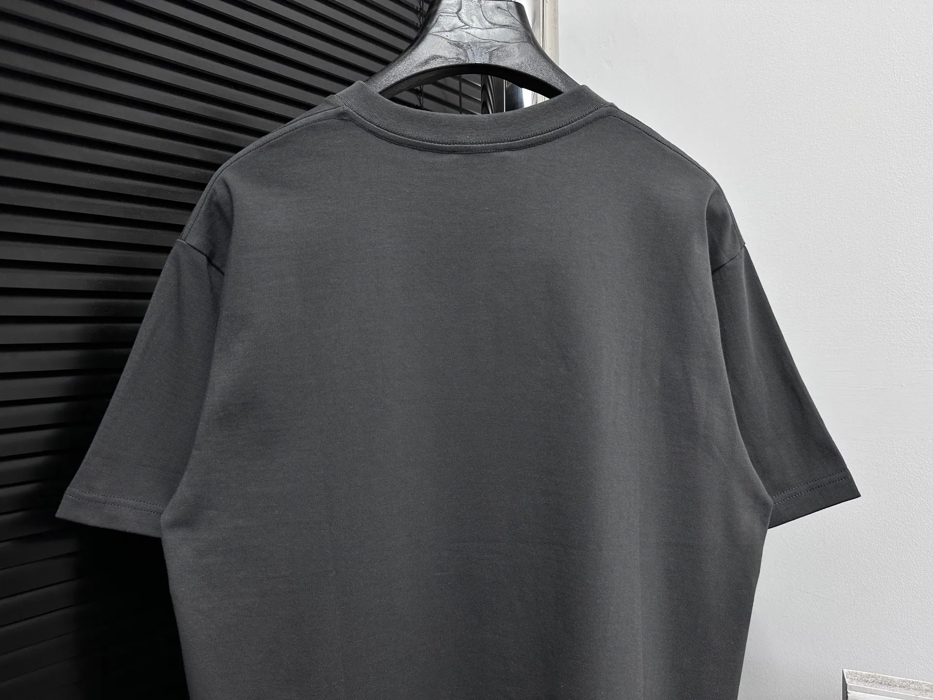 🅿️170 [Dior] Dior 25ss new bear short-sleeved custom 280g vat-dyed fabric feels very comfortable. The latest brick cabinet in spring and summer is fashionable and versatile. It is very suitable for both men and women. A must-have hangtag. Collar label. Washed wheat three labels are complete. Color: black white. Size: S-XL.