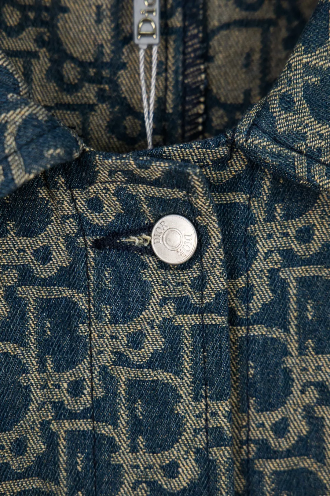 🅿️330 New: Style number: B135 DIOR classic logo all-over jacquard retro washed denim couple casual jacket 1⃣️Customized all-over printed knitted jacquard silk fabric, all-over printed jacquard adopts thousands of needle embroidery technology to perfectly control every stitch and thread. Different from other versions in the market, the fabric adopts customized dyeing and ultra-high washed tie-dye technology, complex workmanship, very high-quality fabric! Precise and high-quality jacquard craftsmanship allows the logo and fabric to be integrated into one! 2⃣️After washing, the upper body is soft and comfortable, extremely delicate, and feels solid, smooth and soft. The fabric has the characteristics of being wrinkle-free and has an invincible feel. The details are handled perfectly! 3⃣️Fashionable and personalized, the style is fashionable, simple and elegant, and it is a very versatile jacket!    Same style for men and women Color: Picture color Size: S. M. L. XL