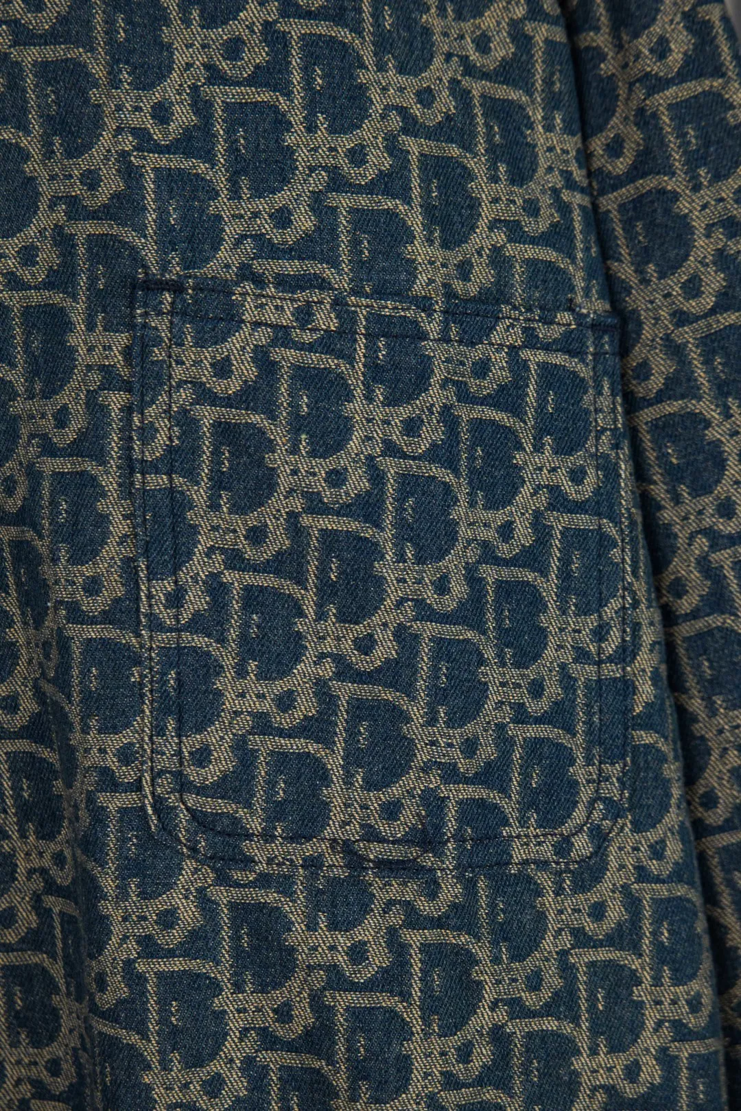 🅿️330 New: Style number: B135 DIOR classic logo all-over jacquard retro washed denim couple casual jacket 1⃣️Customized all-over printed knitted jacquard silk fabric, all-over printed jacquard adopts thousands of needle embroidery technology to perfectly control every stitch and thread. Different from other versions in the market, the fabric adopts customized dyeing and ultra-high washed tie-dye technology, complex workmanship, very high-quality fabric! Precise and high-quality jacquard craftsmanship allows the logo and fabric to be integrated into one! 2⃣️After washing, the upper body is soft and comfortable, extremely delicate, and feels solid, smooth and soft. The fabric has the characteristics of being wrinkle-free and has an invincible feel. The details are handled perfectly! 3⃣️Fashionable and personalized, the style is fashionable, simple and elegant, and it is a very versatile jacket!    Same style for men and women Color: Picture color Size: S. M. L. XL