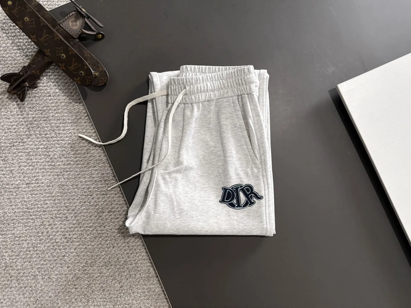 🅿️400 next day shipping Dior 2025 spring and summer new elastic band casual pants, thin counter custom fabrics, high breathability and comfort, impeccable details, brand element design concept, reflecting high quality. It feels delicate and soft! It presents a casual cut and the upper body shape is great! Size: M-4XL