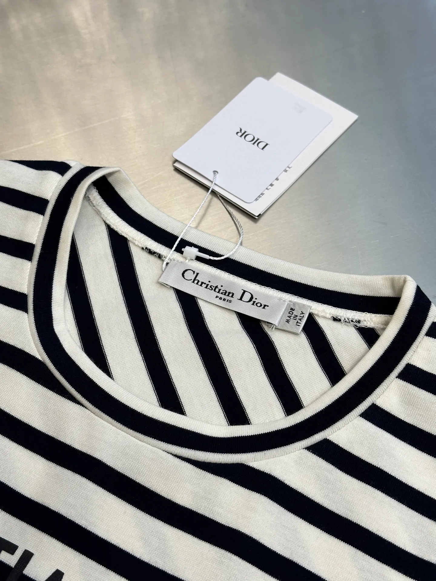 🅿️350 Dior Irregular Striped Short Sleeve Made of navy blue and white cotton jersey, this T-shirt is decorated with a deconstructed effect D-Stripes pattern, giving an origami effect to the fashionable look. Crafted from navy and white cotton-jersey, it features the Christian Dior Paris signature on the front. The wide-mouthed, short-sleeved design adds sophistication and enhances any look year-round.  size：s m l