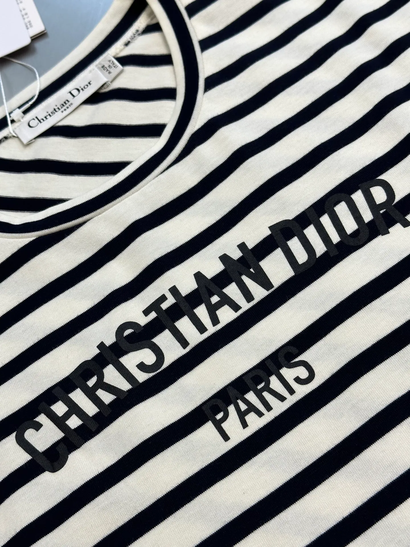 🅿️350 Dior Irregular Striped Short Sleeve Made of navy blue and white cotton jersey, this T-shirt is decorated with a deconstructed effect D-Stripes pattern, giving an origami effect to the fashionable look. Crafted from navy and white cotton-jersey, it features the Christian Dior Paris signature on the front. The wide-mouthed, short-sleeved design adds sophistication and enhances any look year-round.  size：s m l