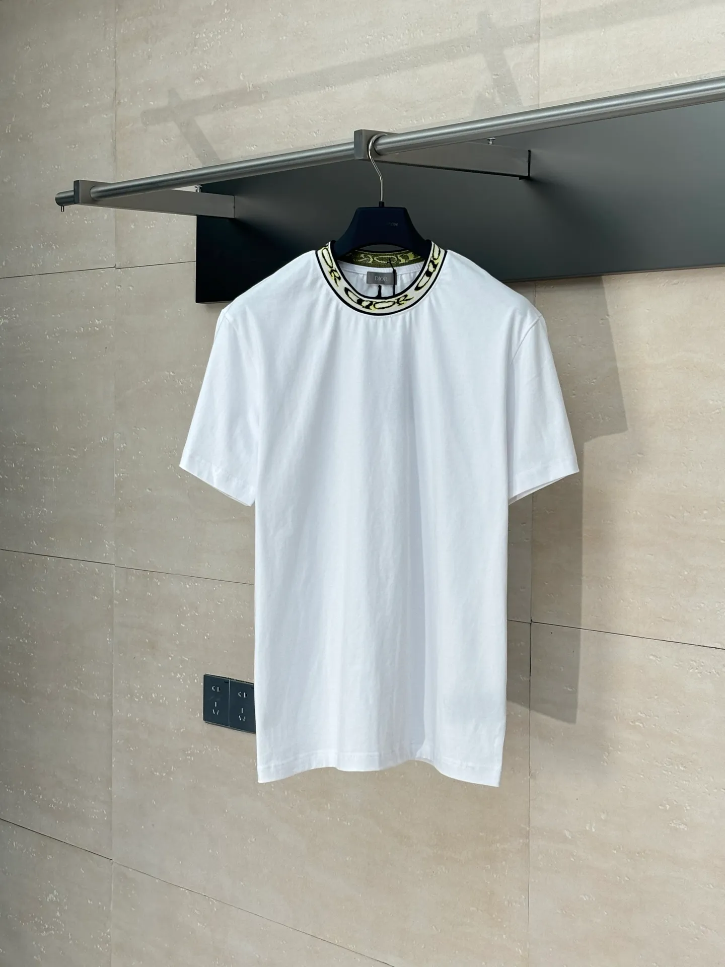 🅿️250 Dio*/Dior 25SS new joint jacquard rib collar short-sleeved T-shirt is carefully made of white cotton jersey fabric. The ribbed neckline is decorated with the joint series logo, reinterpreting the logo in a graphic style. Can be worn with this joint series to create a sophisticated look.  Size：S/M/L/XL